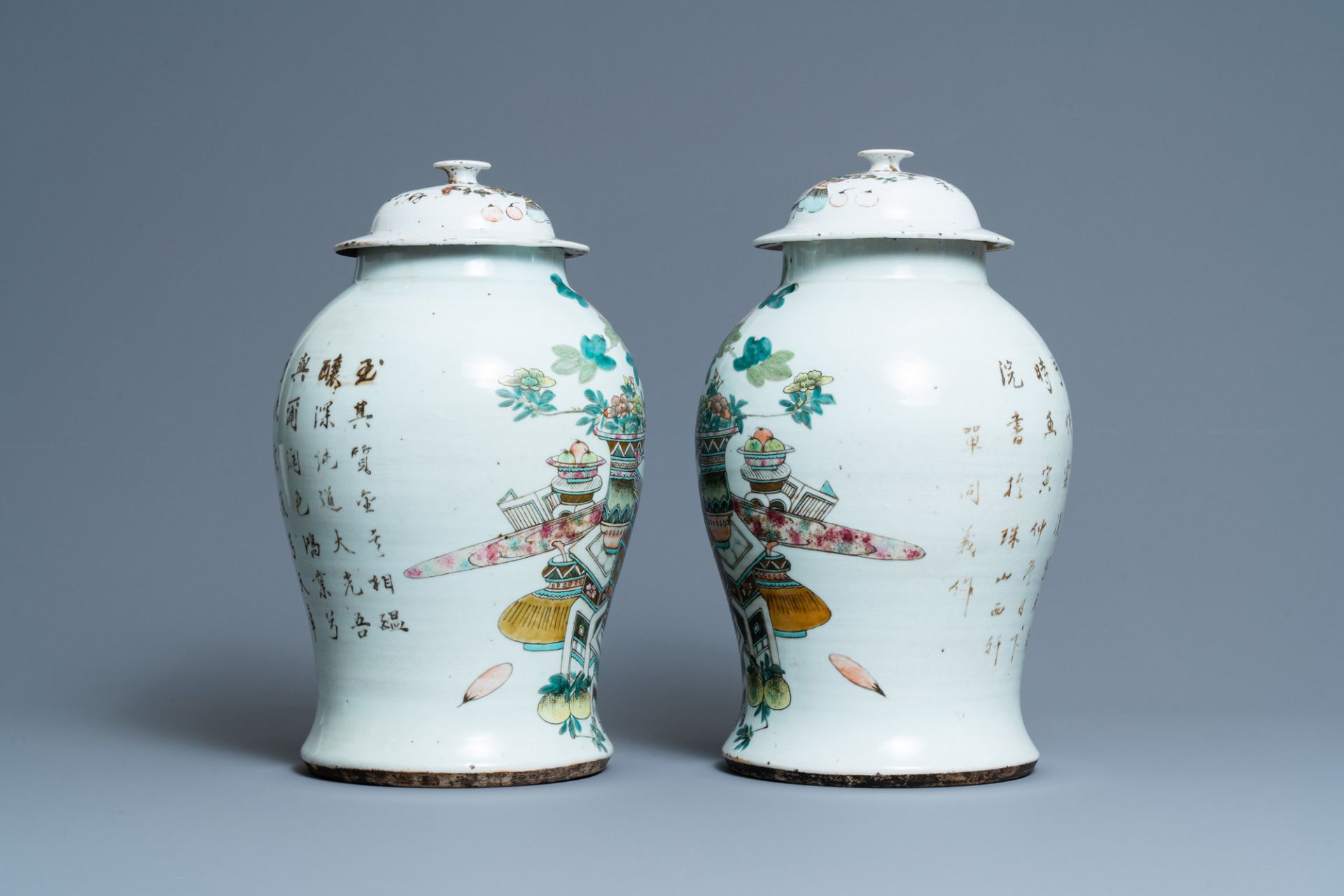 A pair of Chinese qianjiang cai vases and covers with antiquities, 19/20th C. - Bild 4 aus 6