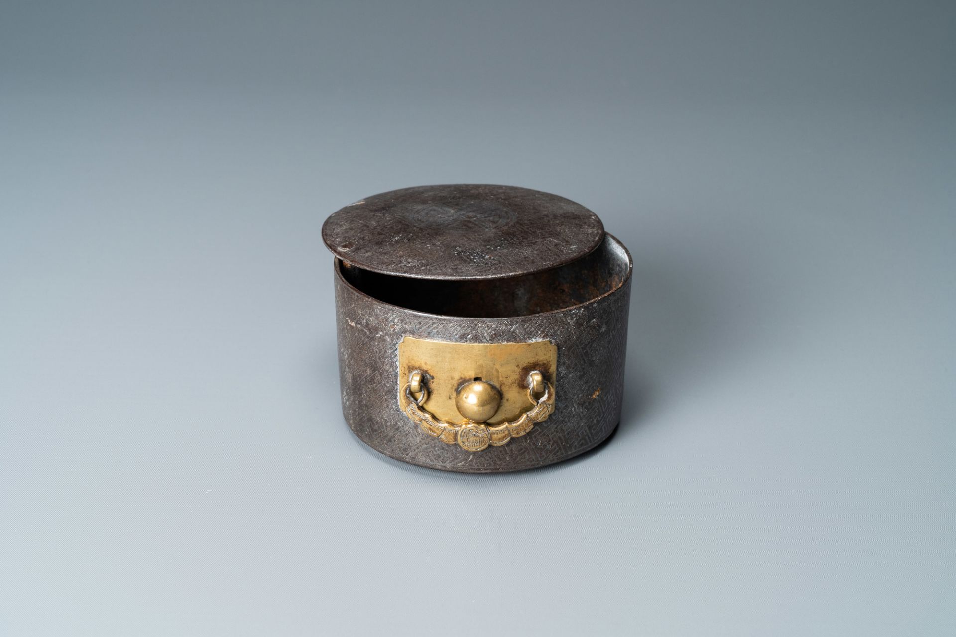 A Korean silver-inlaid iron box and cover, probably Joseon, 16/17th C. - Bild 3 aus 9