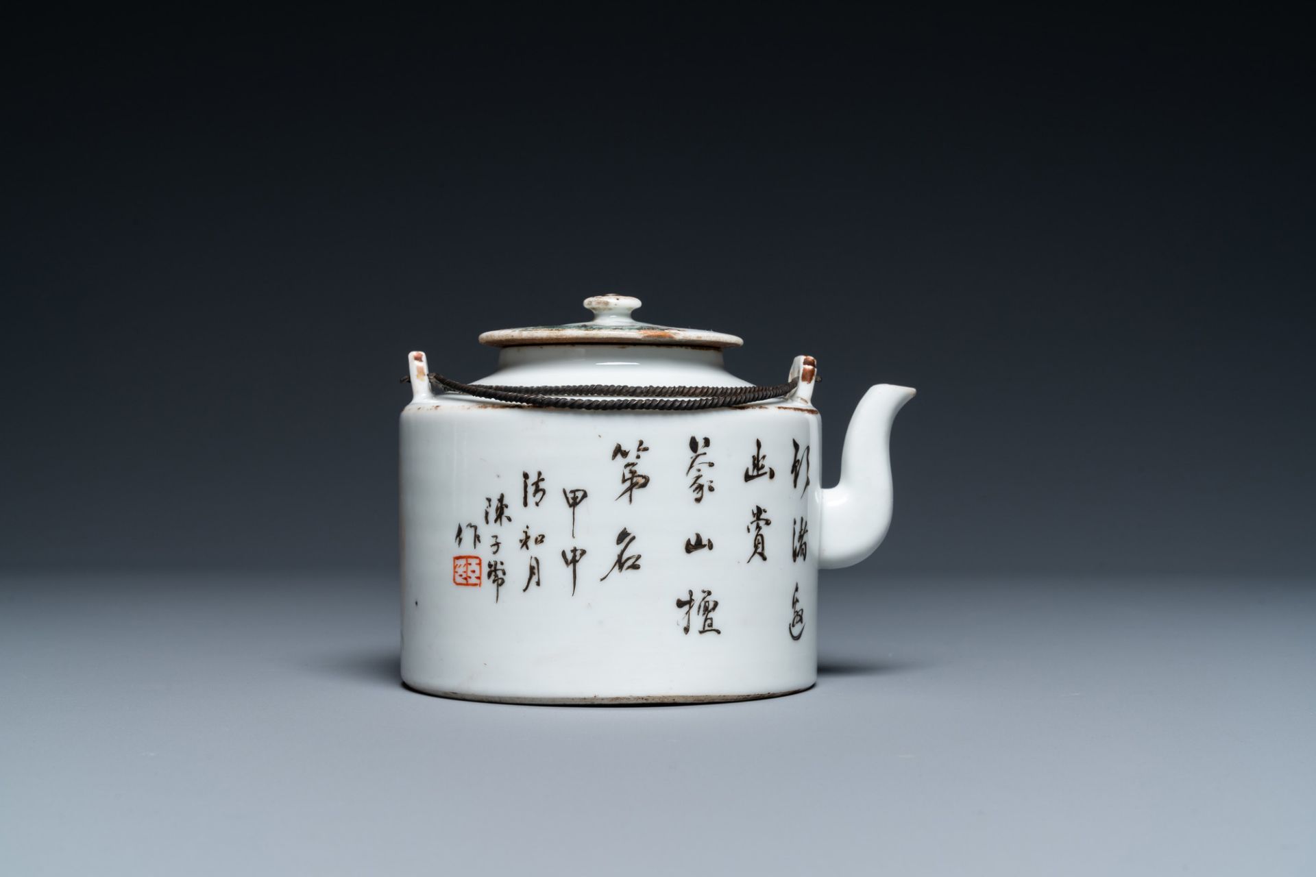 A Chinese qianjiang cai teapot and cover, 19/20th C. - Bild 4 aus 7
