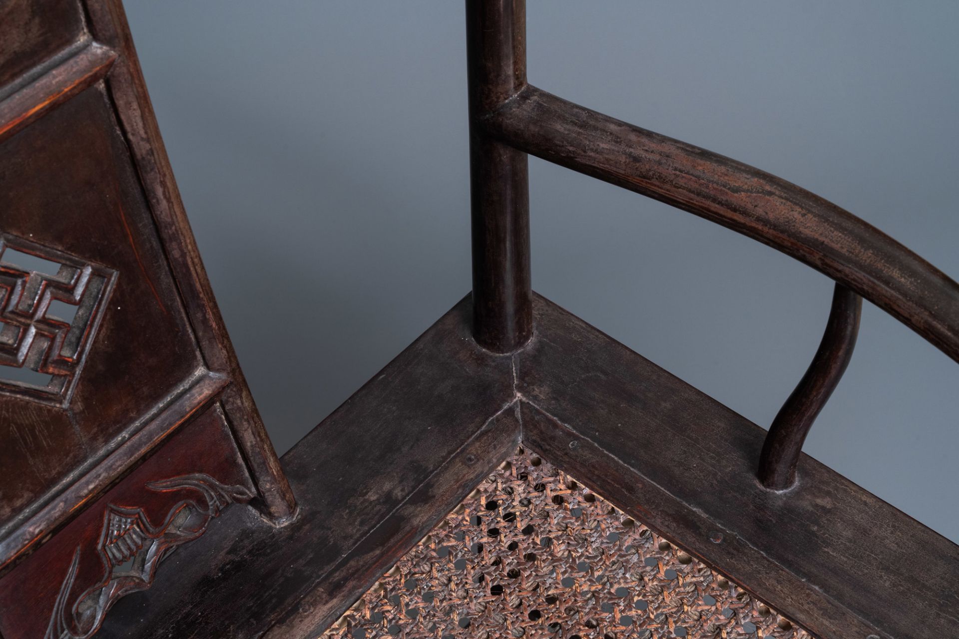 A pair of Chinese carved wooden chairs with wicker seats, 19th C. - Bild 18 aus 20