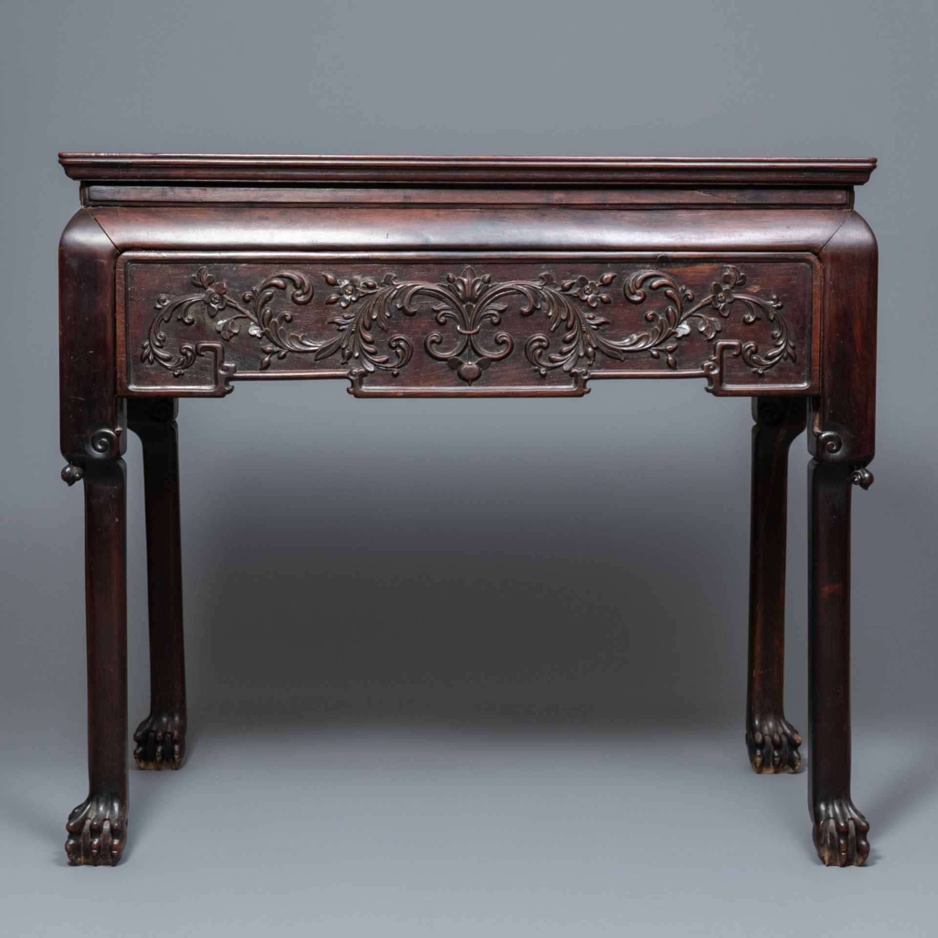 A Chinese wooden marble top table, 19/20th C. - Image 5 of 11