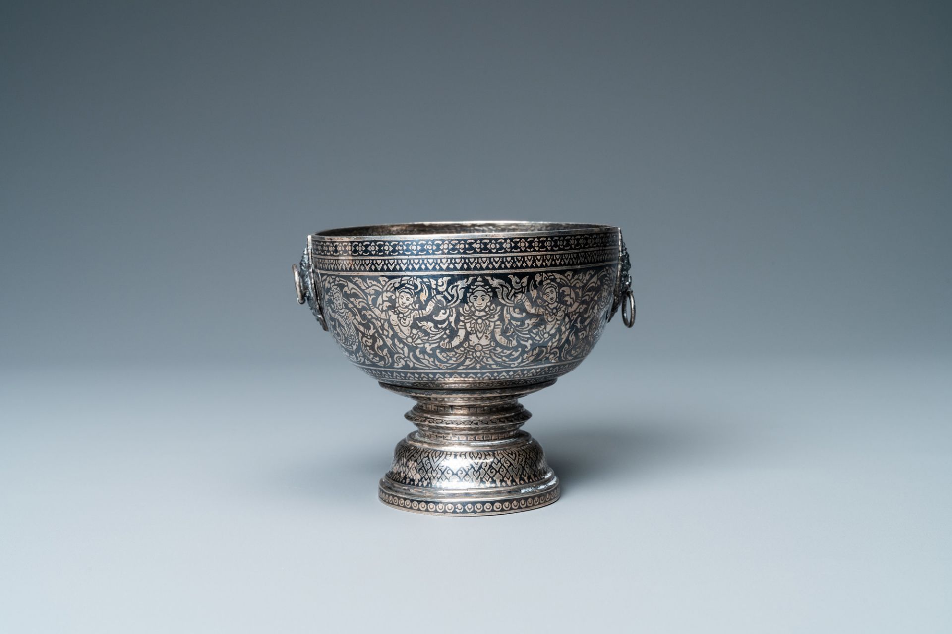 A Thai niello silver 'Thom Ngoen' bowl, 19/20th C. - Image 4 of 7