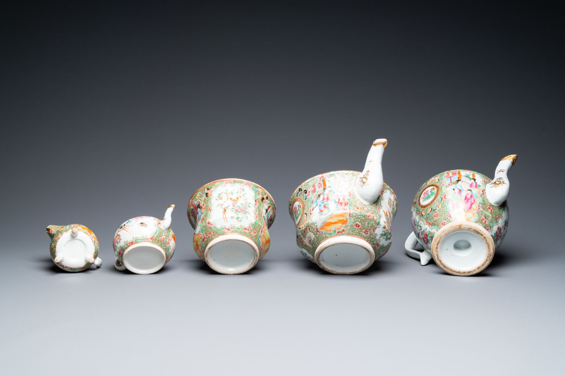 A Chinese Canton famille rose Scottish market Ormiston armorial 27-piece tea service, 19th C. - Image 10 of 12
