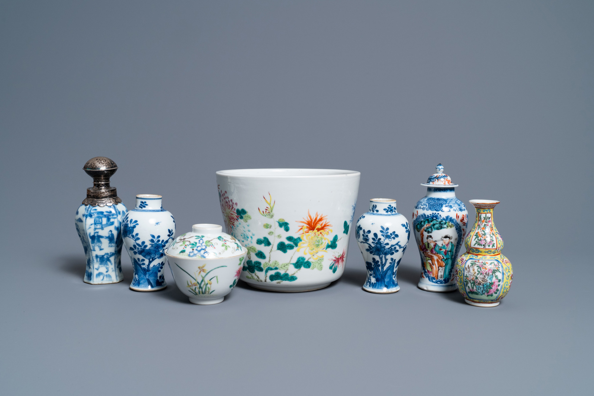 A varied collection of Chinese famille rose and blue and white wares, 18/19th C. - Image 2 of 14