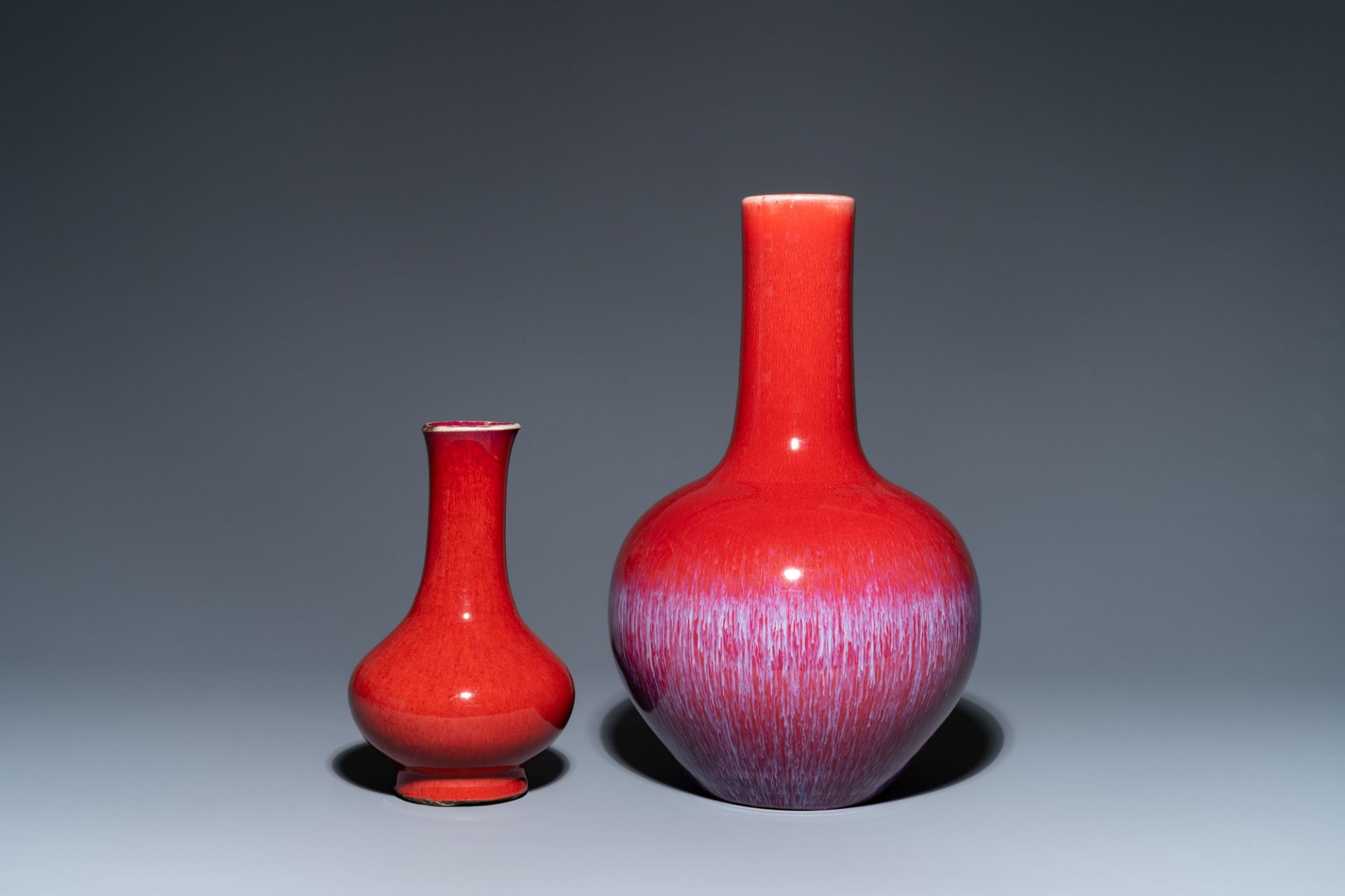 Two Chinese monochrome sang de boeuf-glazed bottle vases, 19th C. - Bild 2 aus 6