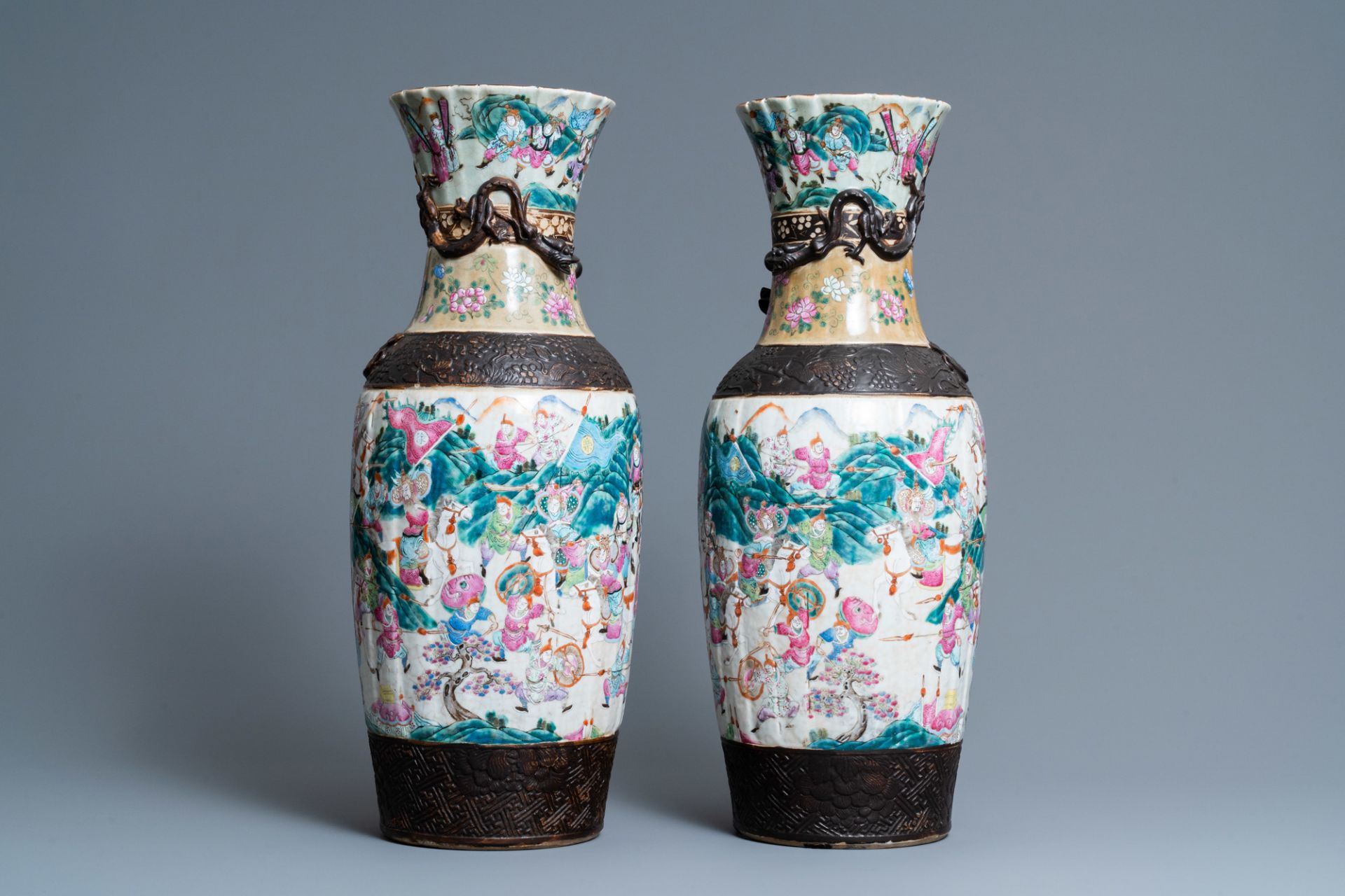A pair ofÊ Chinese Nanking famille rose crackle-glazed vases, 19th C. - Bild 4 aus 6