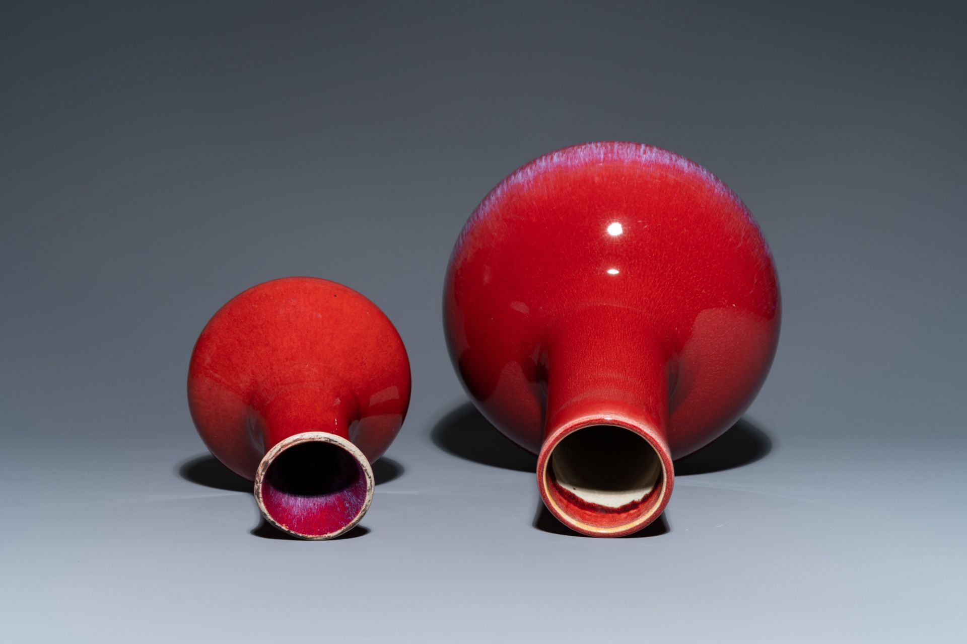 Two Chinese monochrome sang de boeuf-glazed bottle vases, 19th C. - Bild 5 aus 6