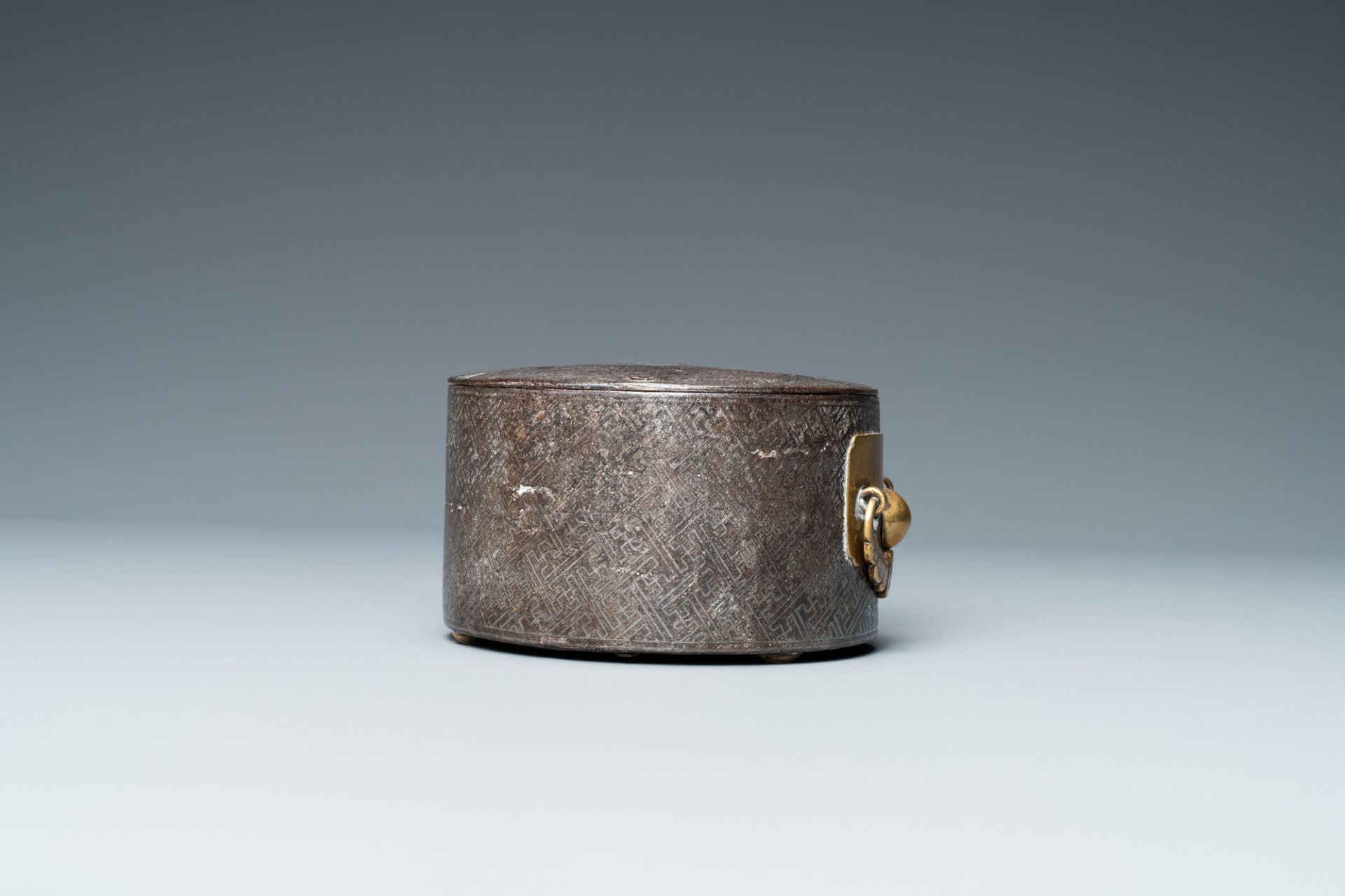 A Korean silver-inlaid iron box and cover, probably Joseon, 16/17th C. - Bild 8 aus 9