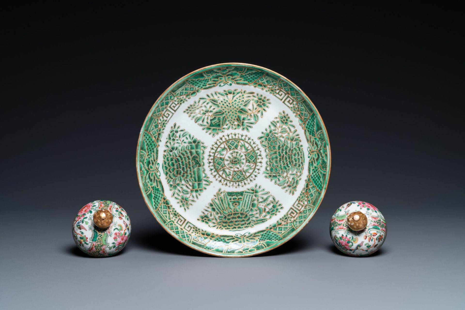 Three Chinese vases, a bowl and a dish, 19/20th C. - Image 8 of 9