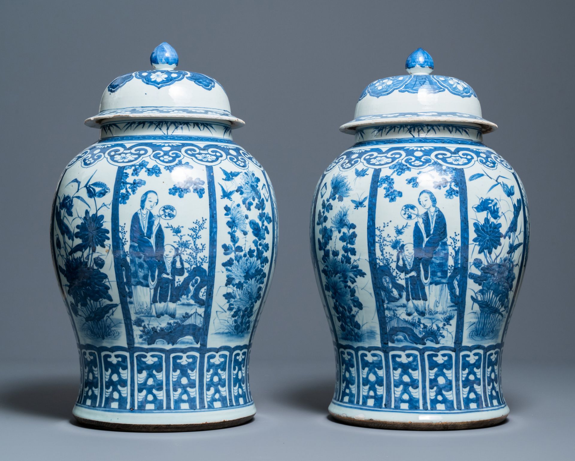 A pair of large Chinese blue and white covered vases, 19th C. - Bild 2 aus 10
