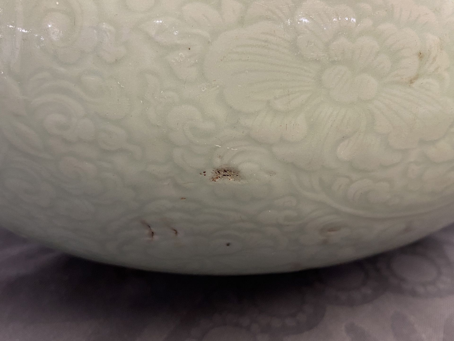 A Chinese celadon-glazed tripod censer with incised underglaze design, Kangxi - Image 24 of 26