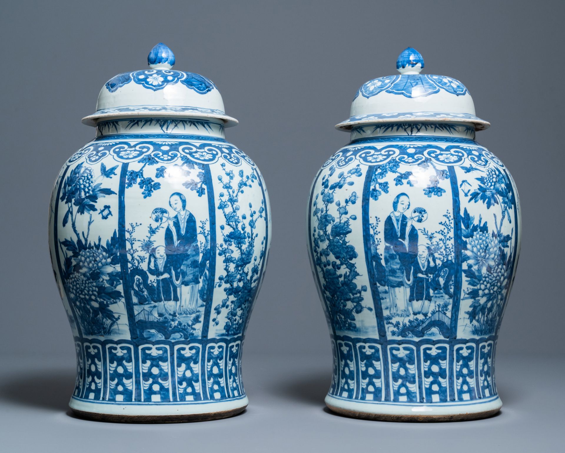 A pair of large Chinese blue and white covered vases, 19th C. - Bild 4 aus 10