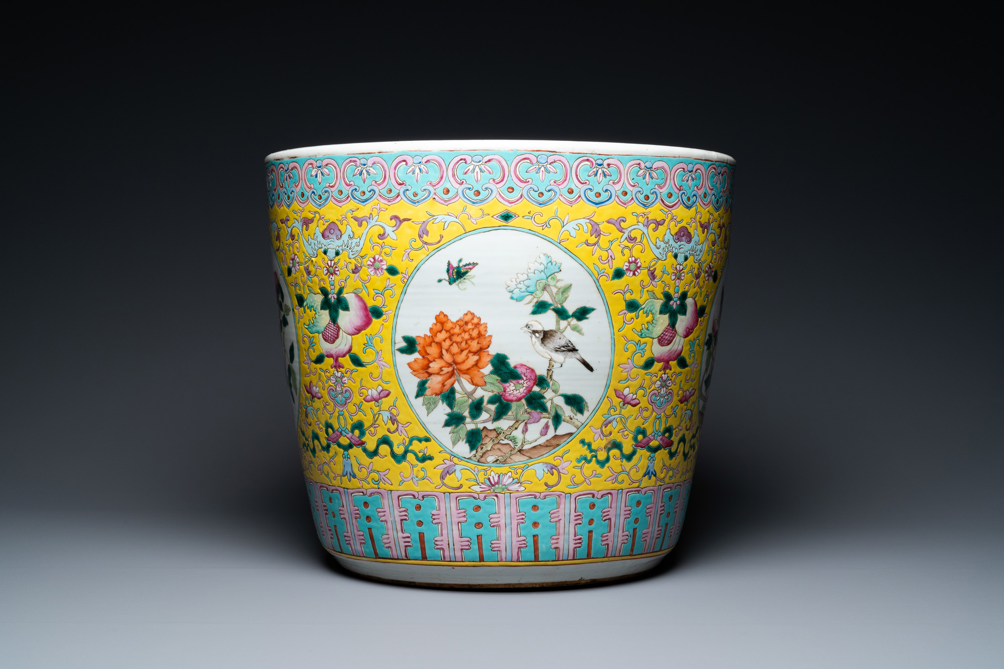 A Chinese famille rose jardiniere on wooden stand, 19th C. - Image 5 of 8