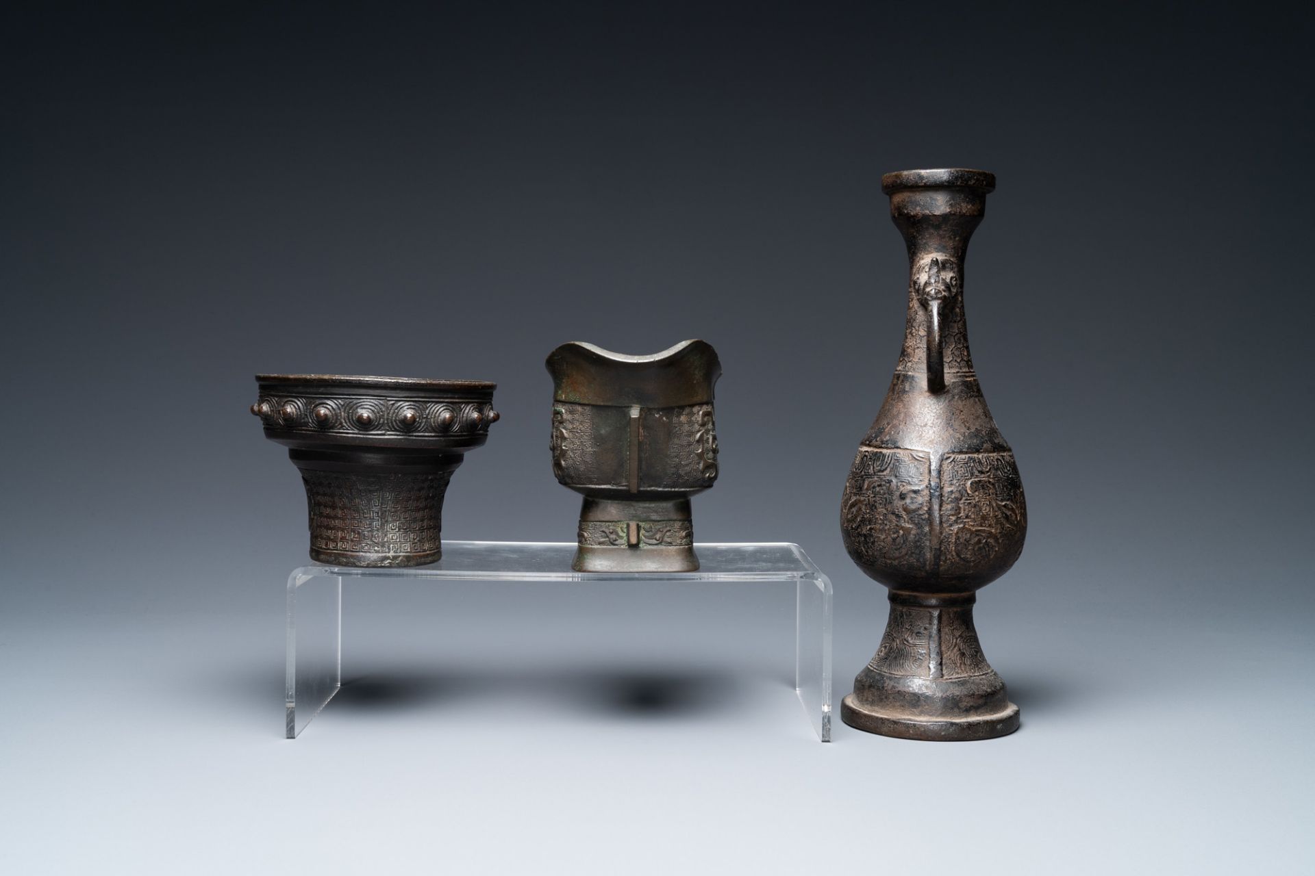 A Chinese bronze vase, a ewer and a censer, Ming/Qing - Bild 5 aus 9