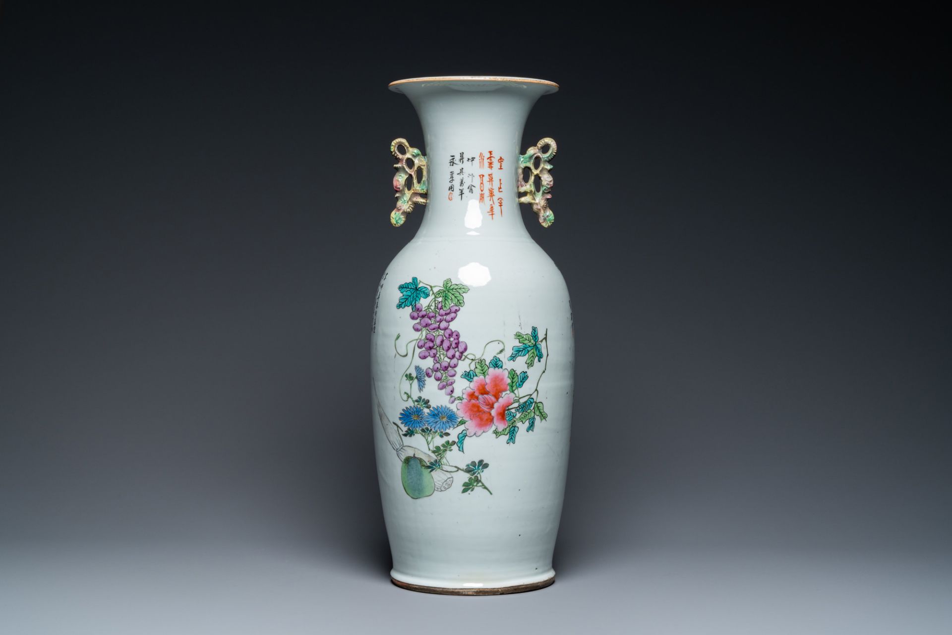A Chinese qianjiang cai vase with two-sided design, 19/20th C. - Image 3 of 6