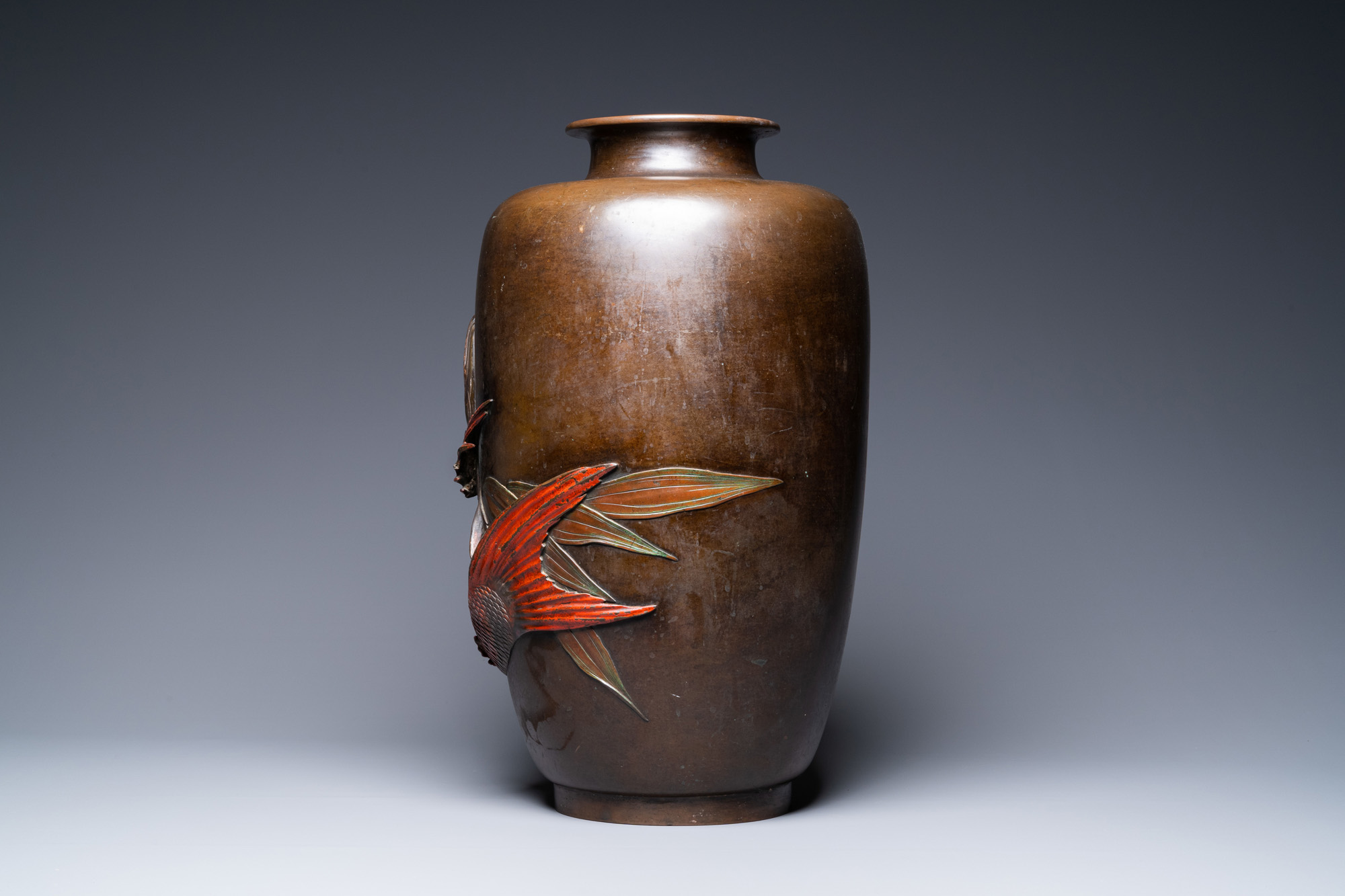 A large Japanese bronze 'koi' vase, Meiji, 19th C. - Bild 4 aus 6