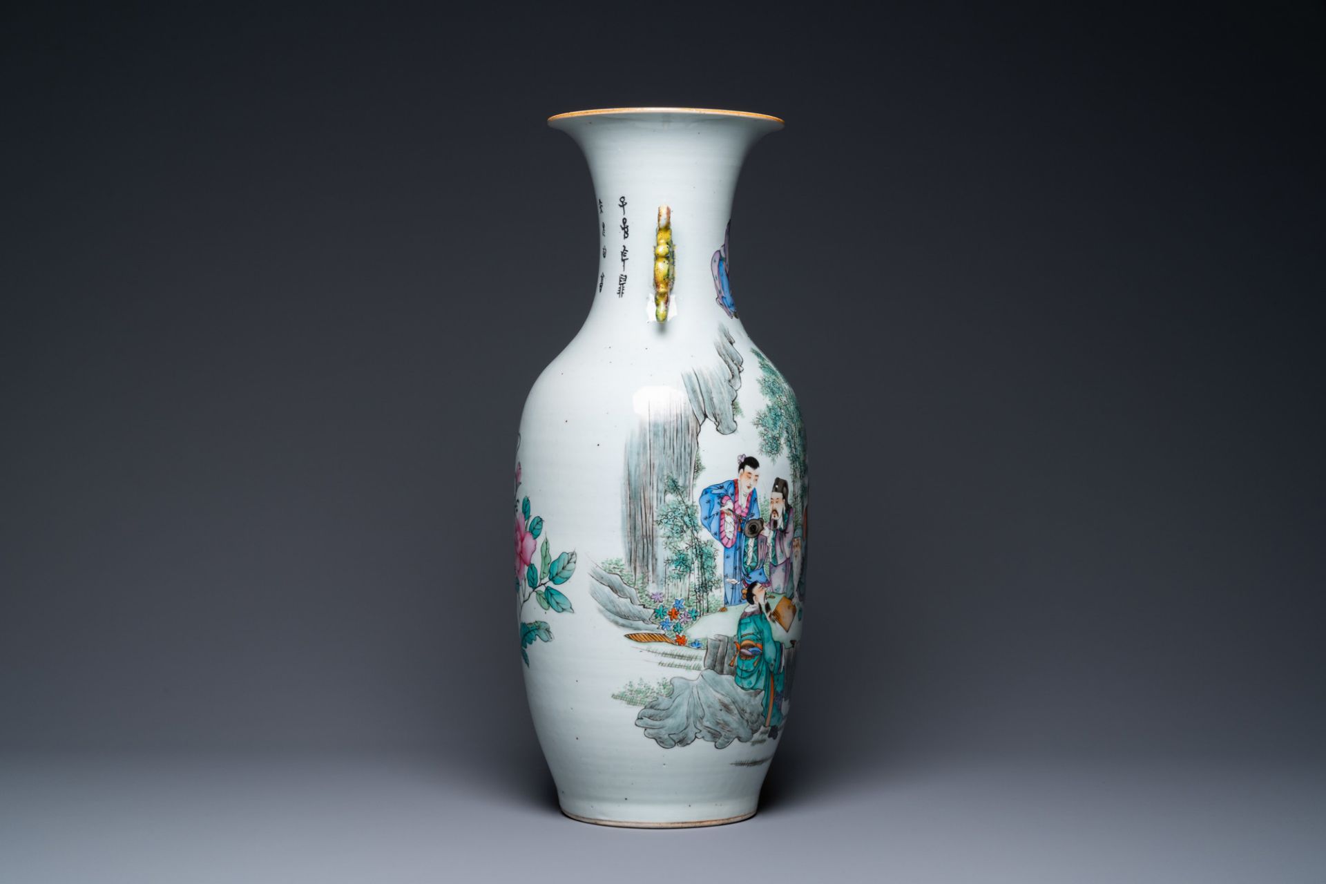 A Chinese two-sided qianjiang cai and famille rose vase, 19/20th C. - Image 2 of 6