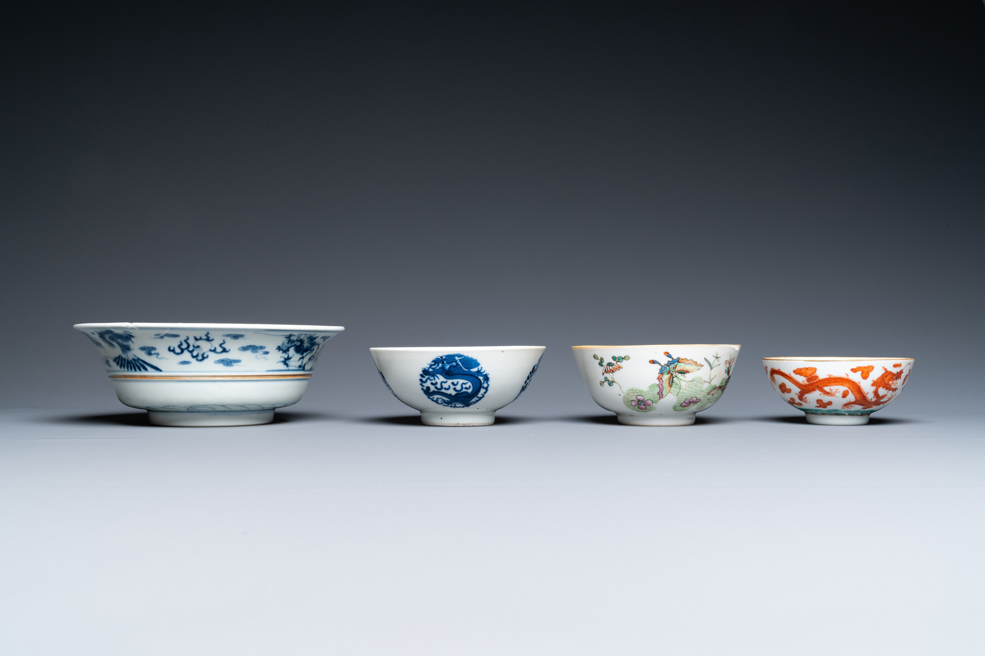 A varied collection of Chinese blue and white and famille rose porcelain, 19/20th C. - Image 5 of 15