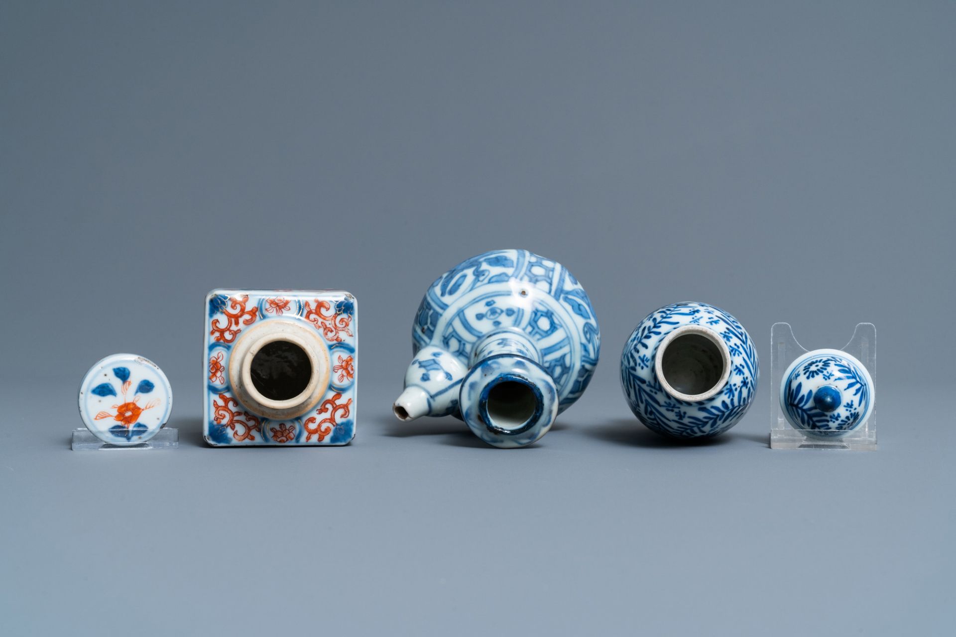 Two Chinese blue and white cups, a covered vase, a kendi and an Imari-style tea caddy, Wanli and Kan - Image 6 of 13