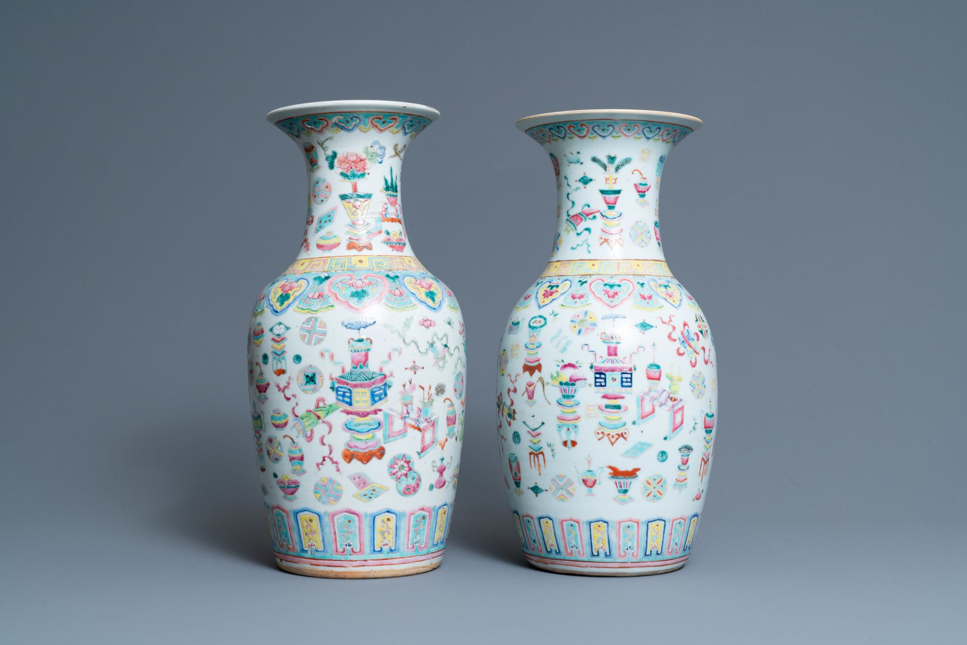 A pair of Chinese famille rose 'antiquities' vases, 19th C. - Image 3 of 6