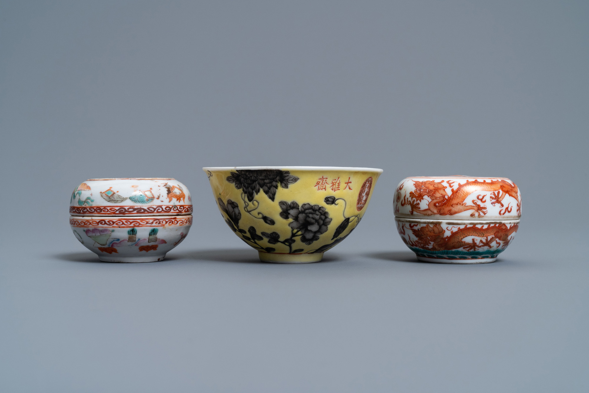 A Chinese Dayazhai yellow-ground bowl and two seal paste boxes, 19th C. - Image 7 of 9