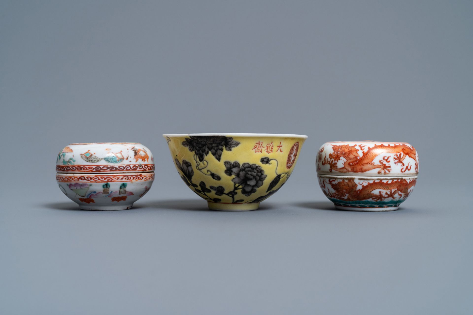 A Chinese Dayazhai yellow-ground bowl and two seal paste boxes, 19th C. - Image 7 of 9