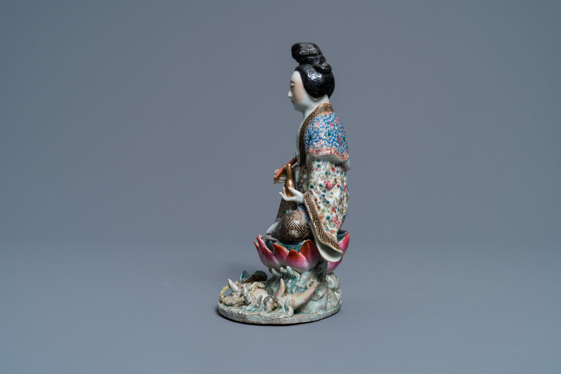 A Chinese famille rose figure of a lady on a lotus throne, 19th C. - Image 3 of 7