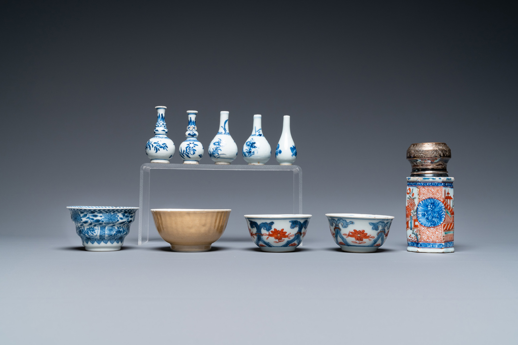 A varied collection of Chinese blue and white, famille rose and Imari-style porcelain, Kangxi/Qianlo - Image 9 of 13