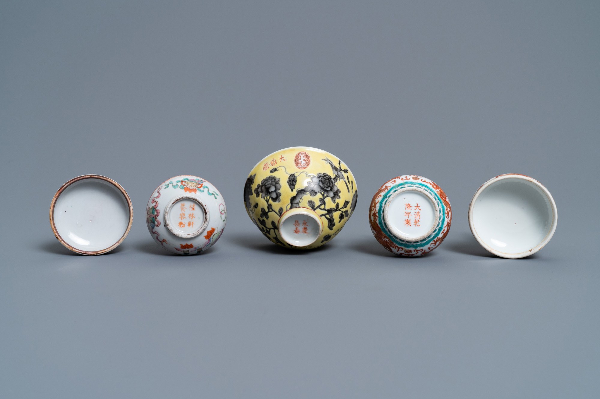 A Chinese Dayazhai yellow-ground bowl and two seal paste boxes, 19th C. - Image 9 of 9