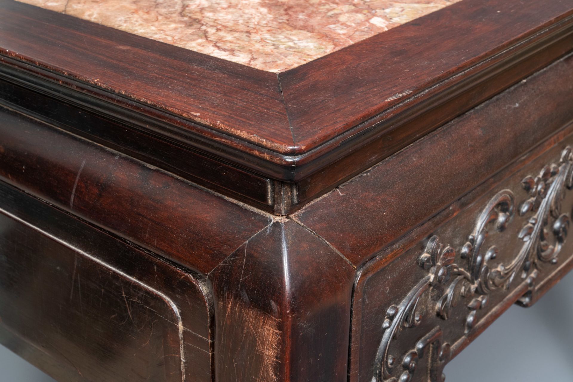 A Chinese wooden marble top table, 19/20th C. - Image 7 of 11