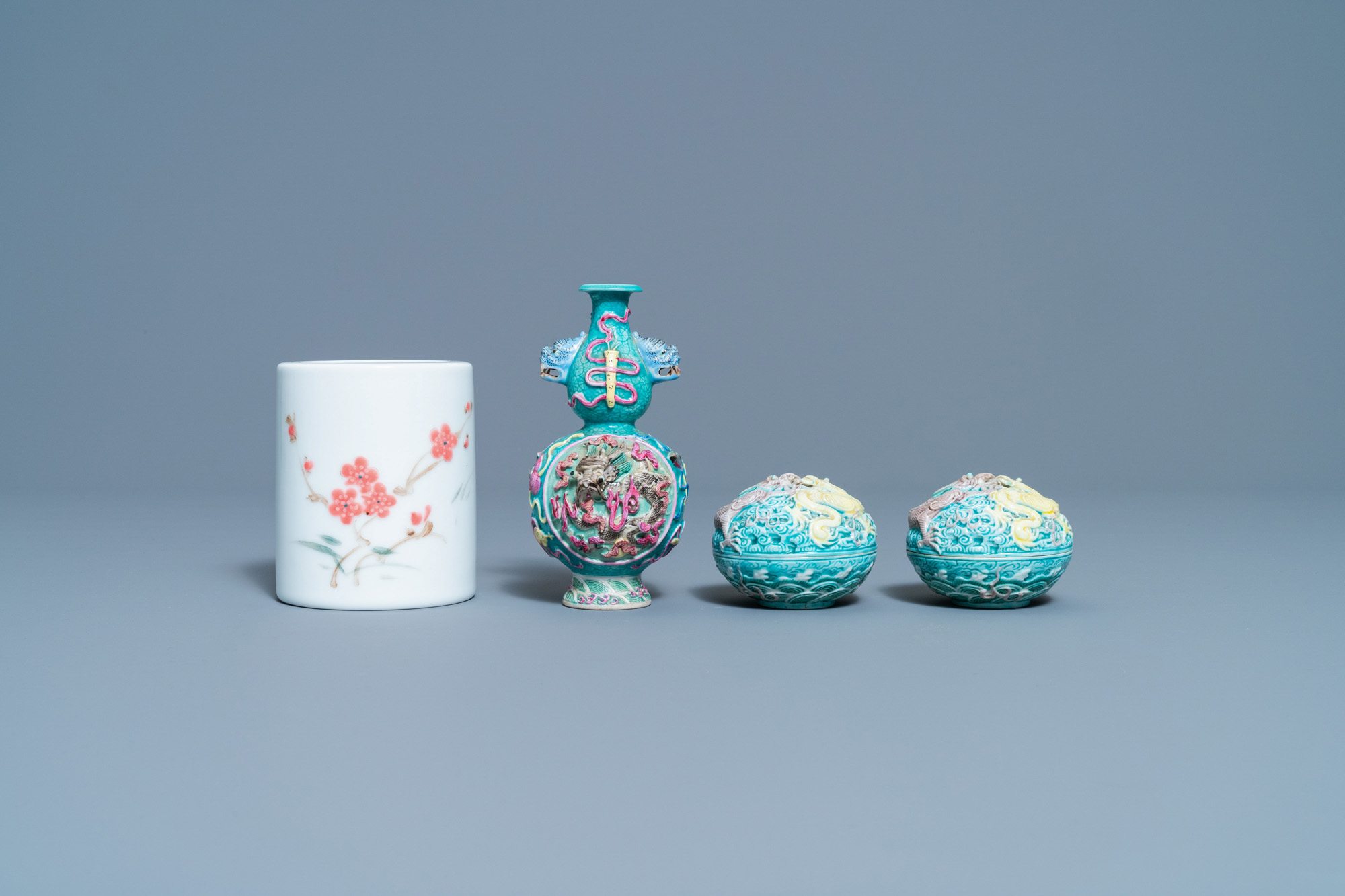 A varied collection of Chinese porcelain, 19/20th C. - Image 10 of 15