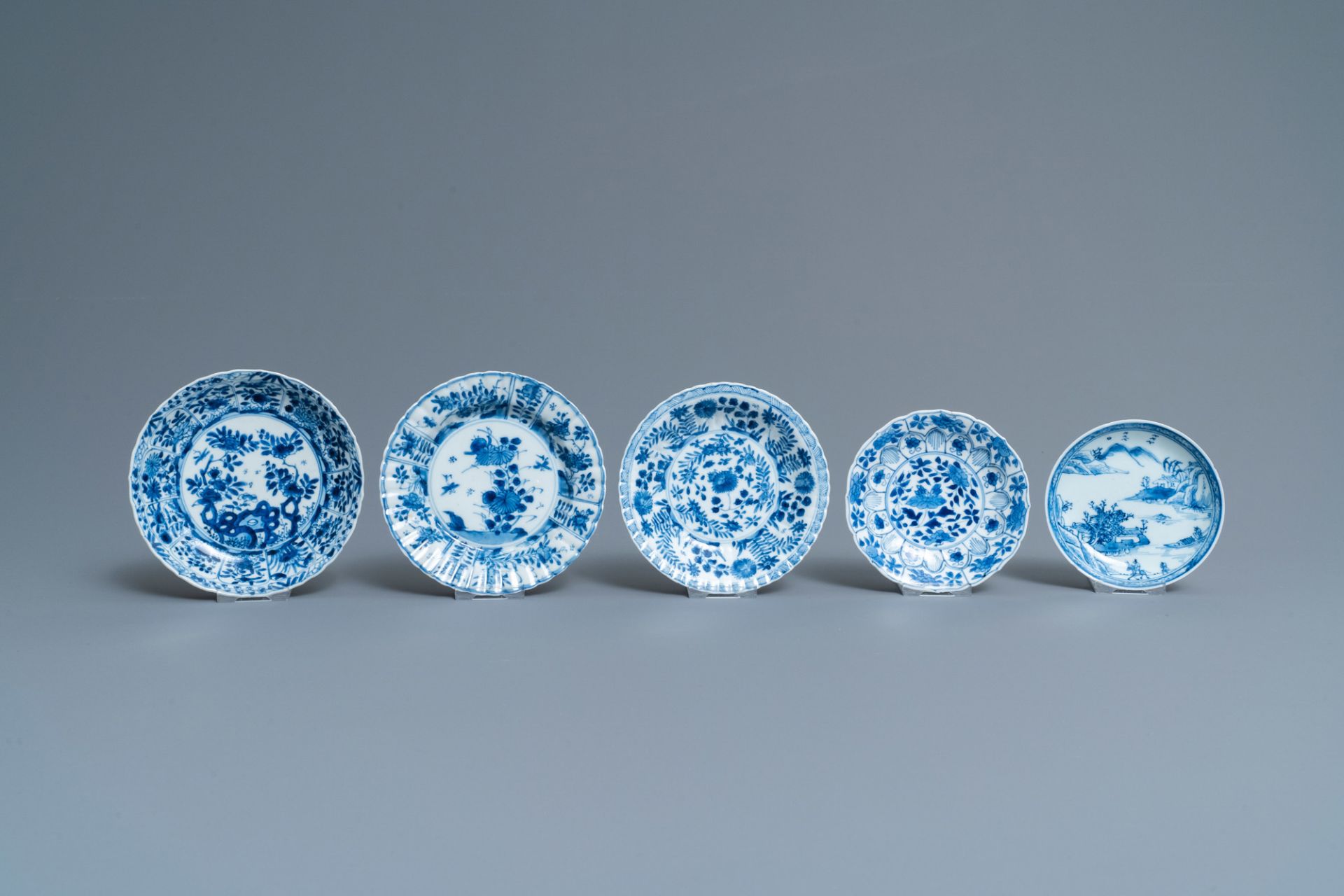 Twenty-one Chinese blue and white saucers and eighteen cups, Kangxi - Image 14 of 17