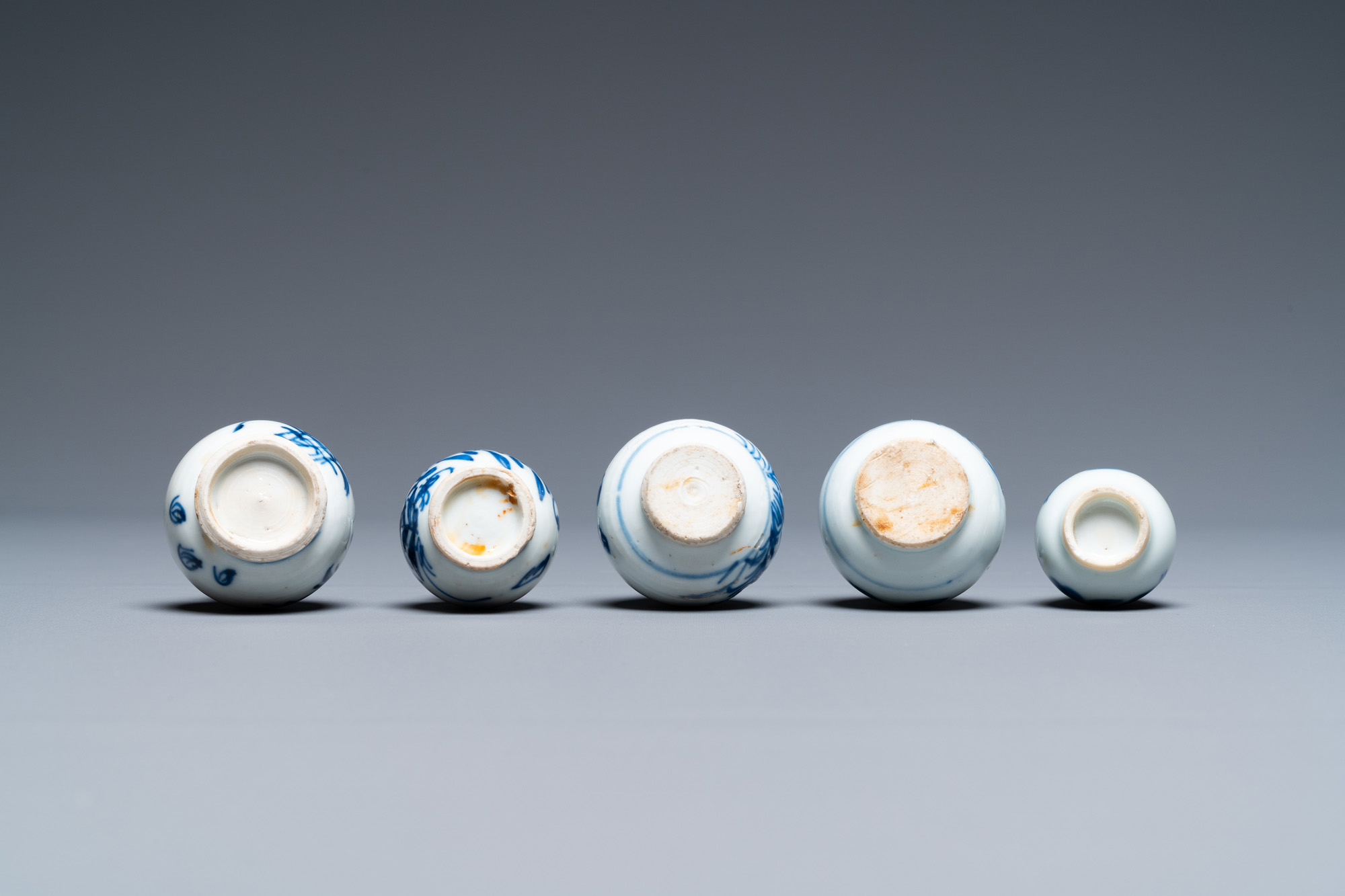 A varied collection of Chinese blue and white, famille rose and Imari-style porcelain, Kangxi/Qianlo - Image 13 of 13