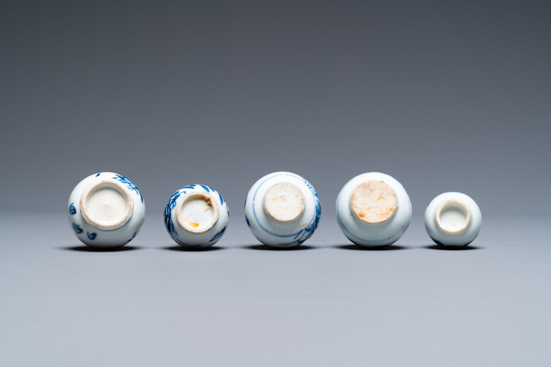 A varied collection of Chinese blue and white, famille rose and Imari-style porcelain, Kangxi/Qianlo - Image 13 of 13