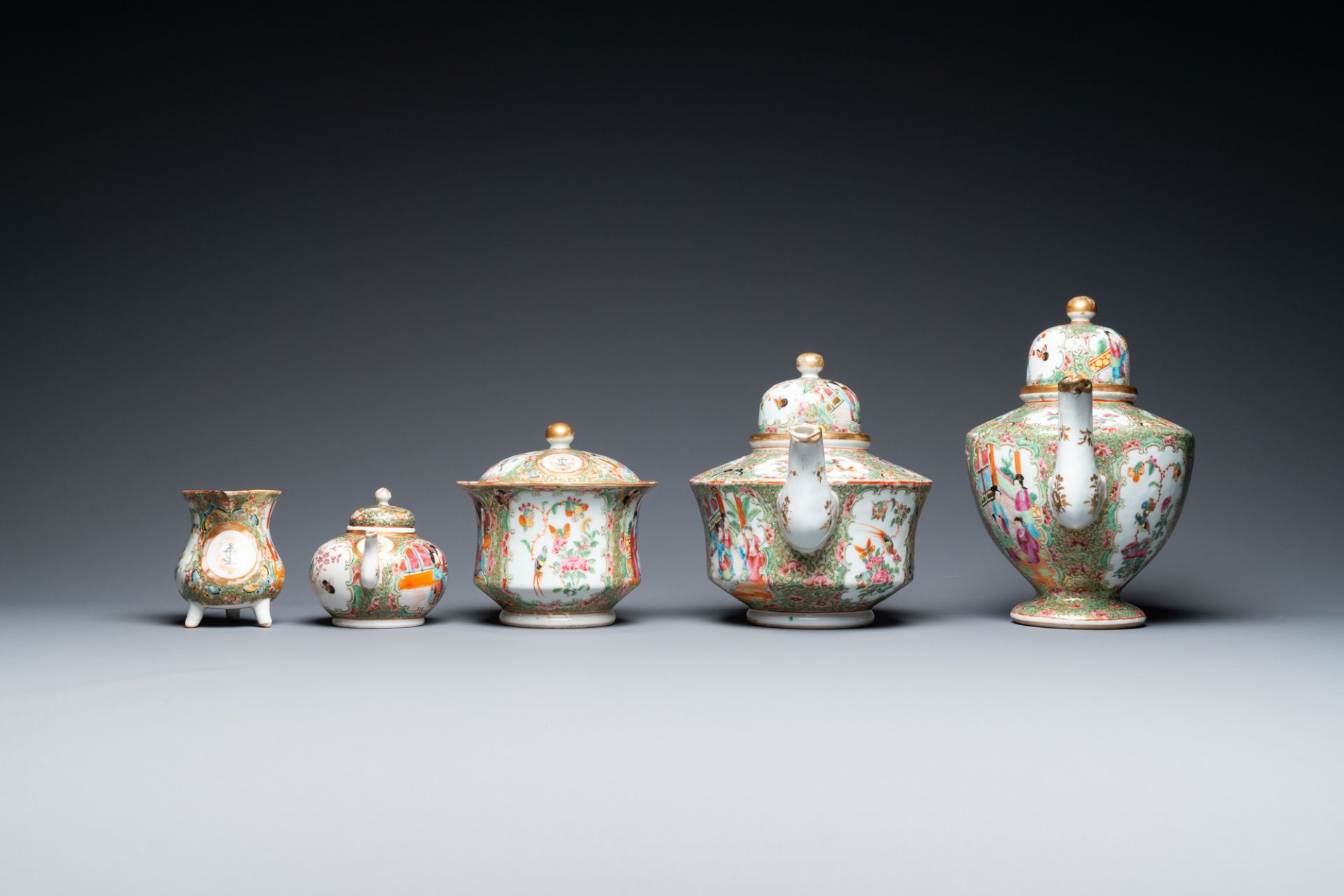 A Chinese Canton famille rose Scottish market Ormiston armorial 27-piece tea service, 19th C. - Image 6 of 12