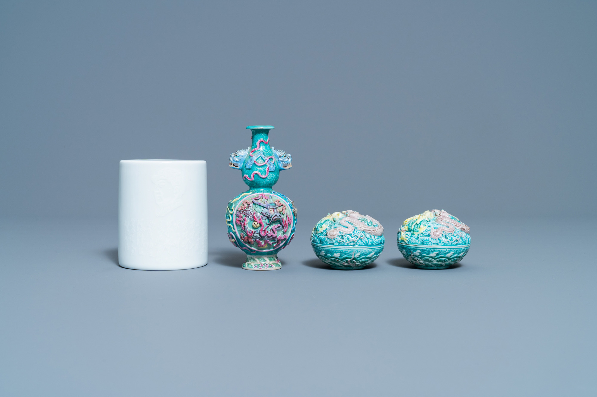 A varied collection of Chinese porcelain, 19/20th C. - Image 12 of 15