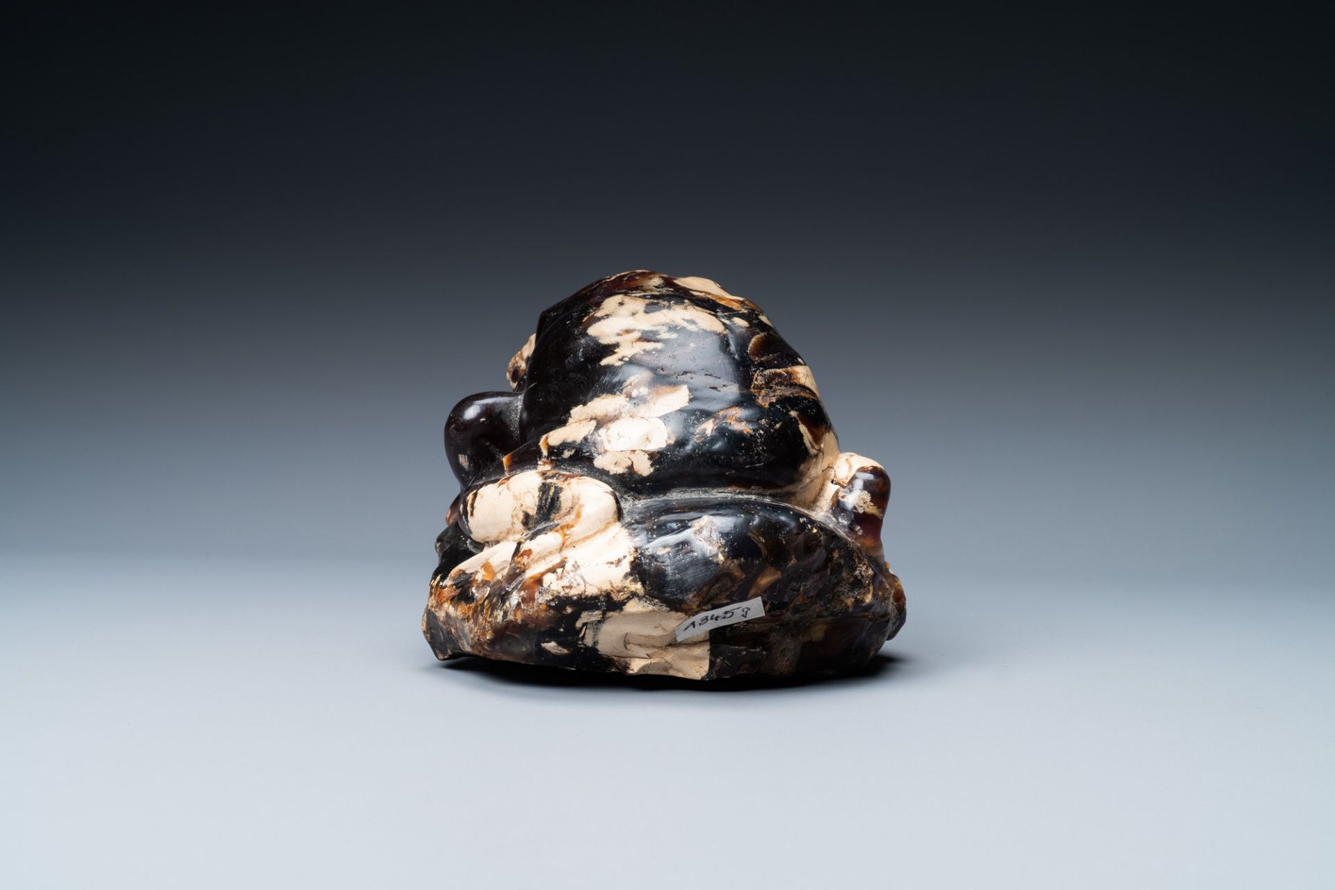 A Chinese carved amber model of a toad, 19/20th C. - Image 2 of 6