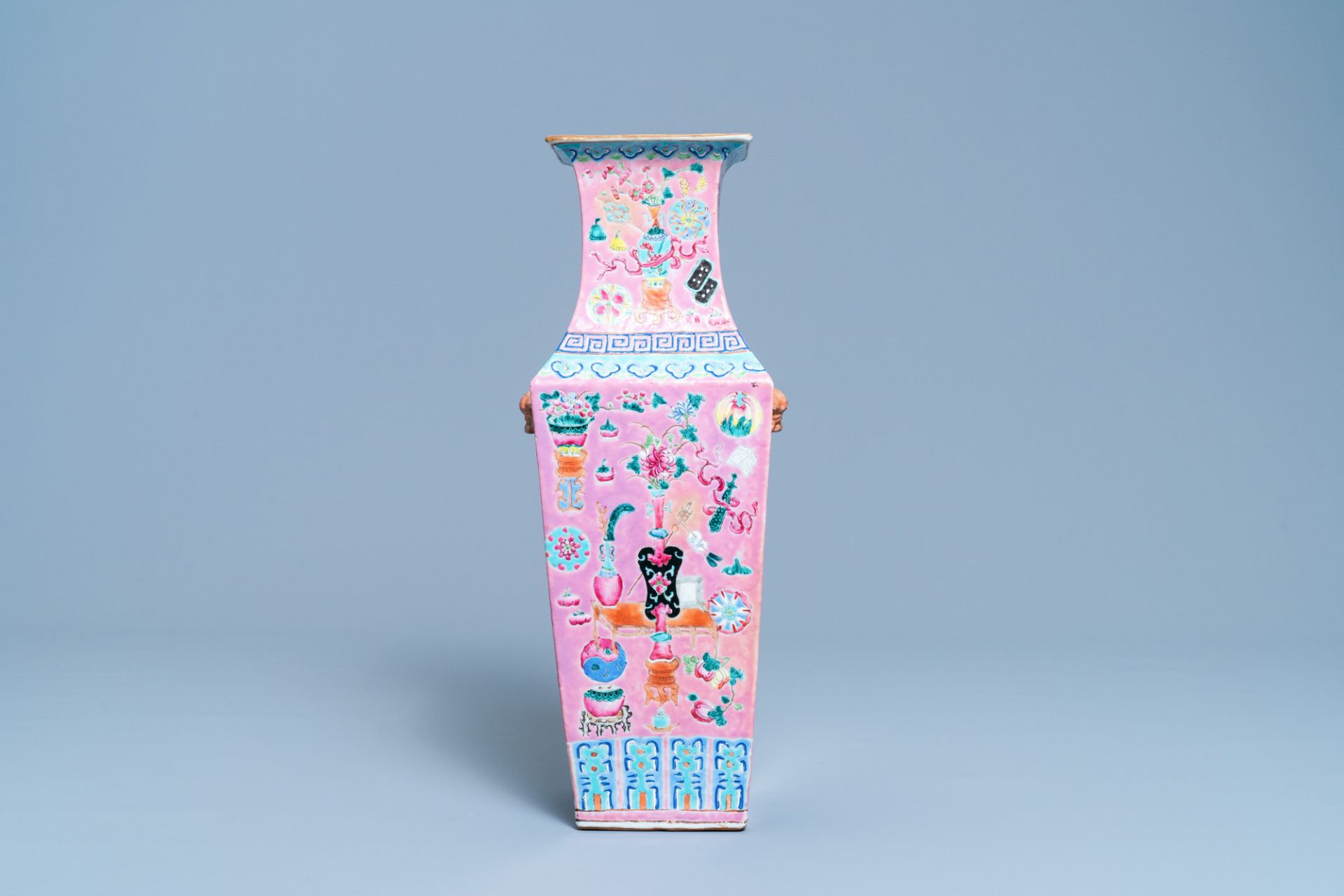 A square Chinese pink-ground famille rose 'antiquities' vase, 19th C. - Bild 3 aus 14