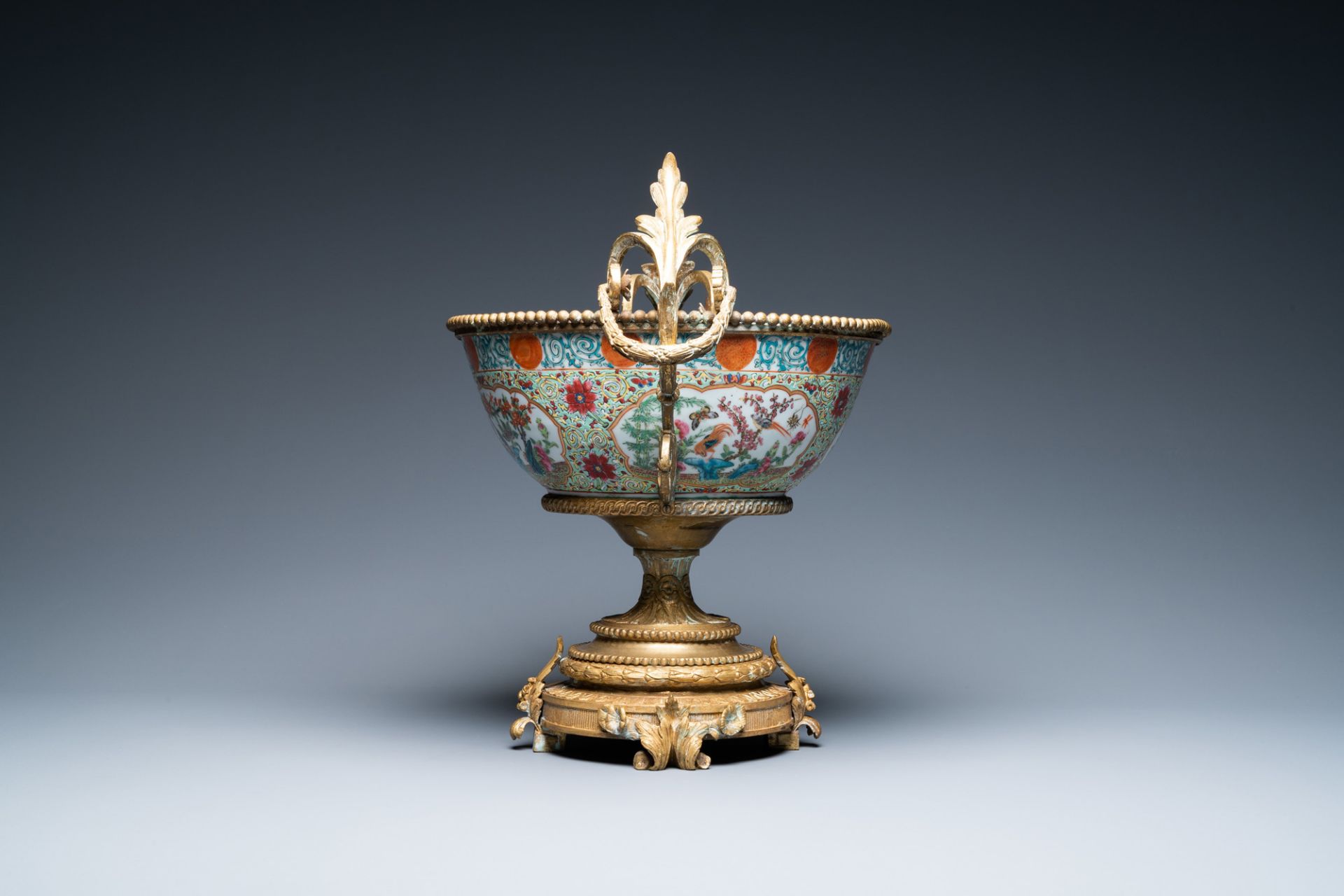 A Chinese gilt bronze-mounted famille rose bowl, 19th C. - Image 4 of 6