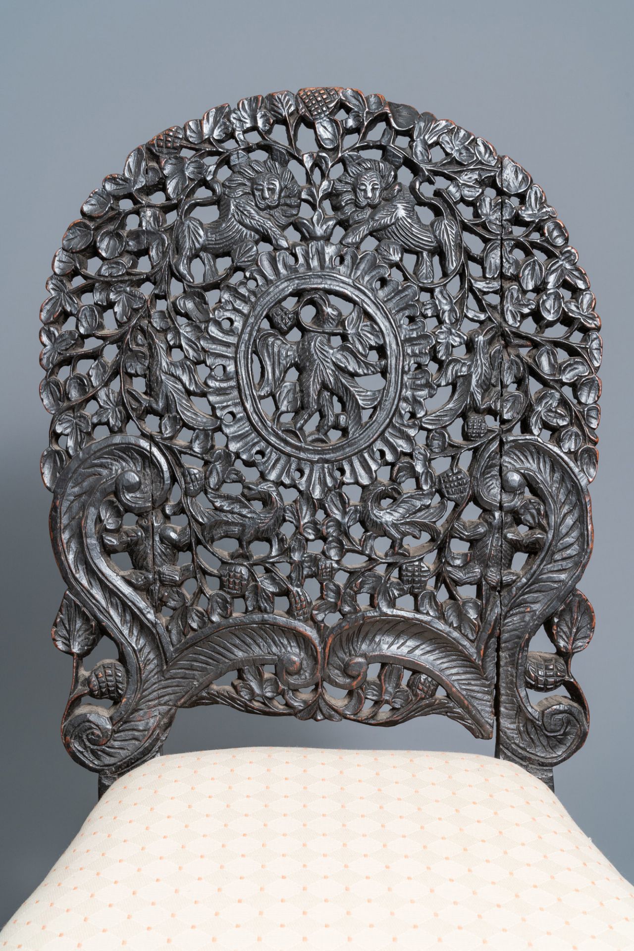 Two Anglo-Indian colonial or Ceylonese reticulated wooden chairs, 18/19th C. - Image 12 of 15