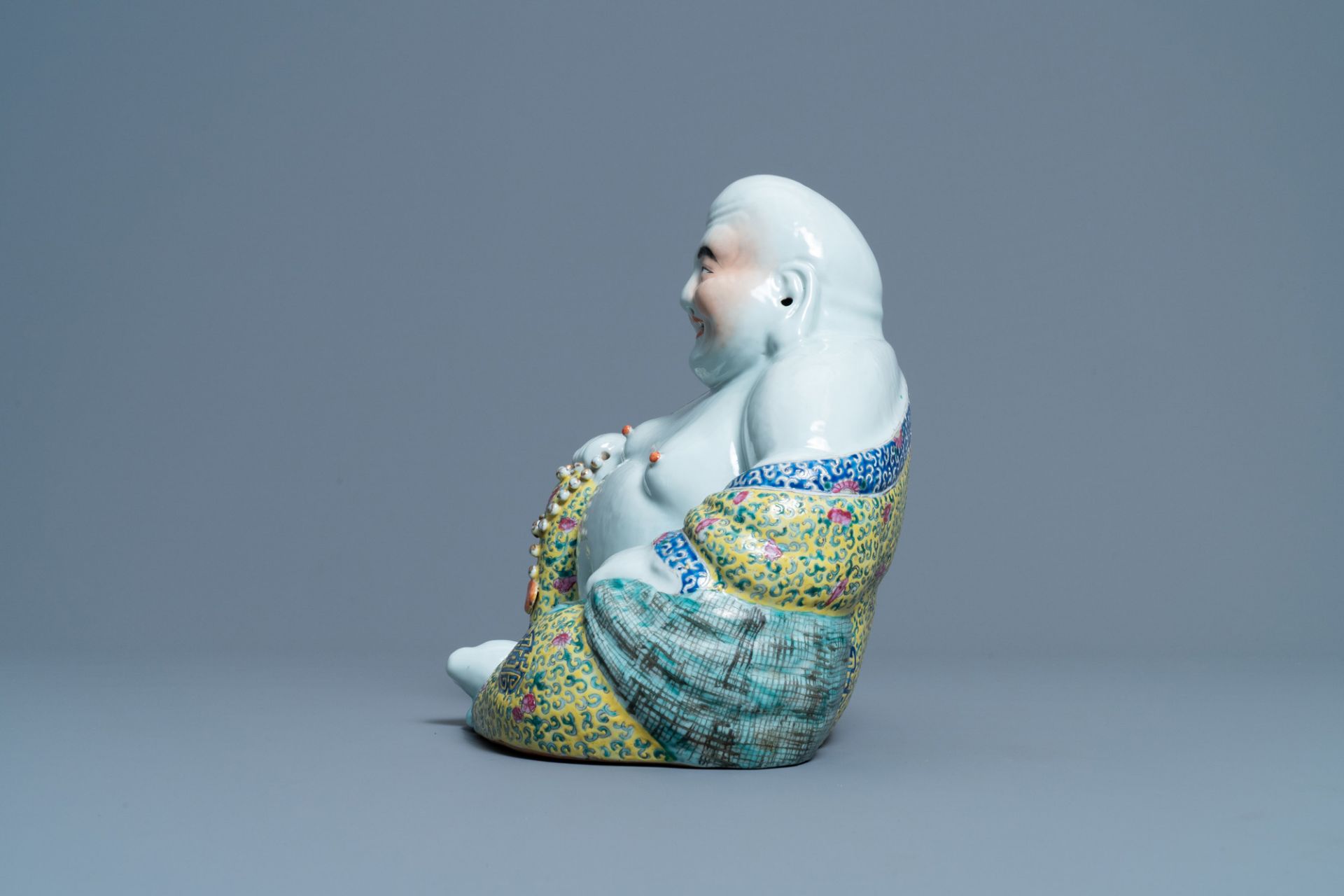 A Chinese famille rose figure of Buddha, seal mark, 19th C. - Image 5 of 7