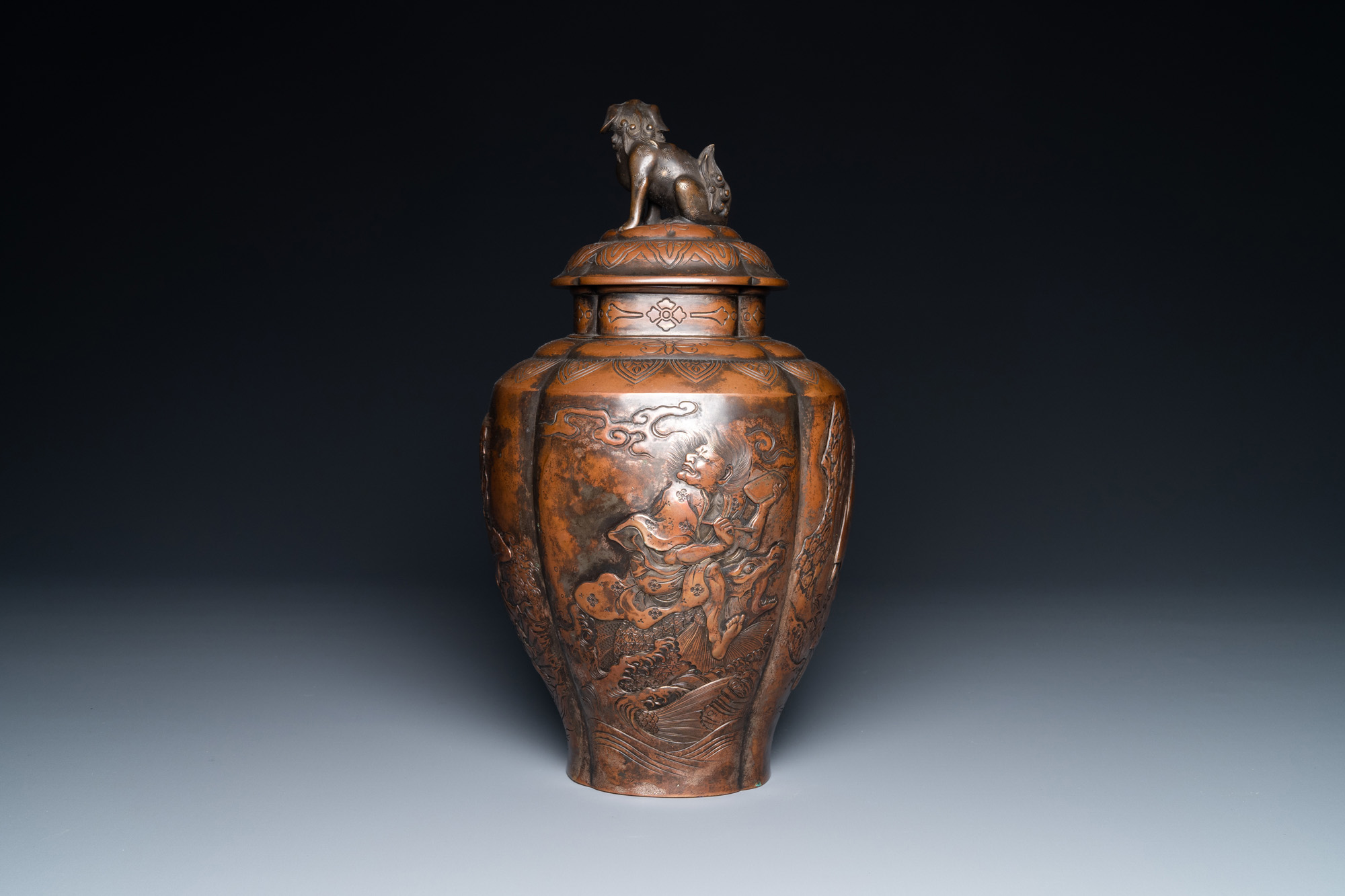 A Japanese hammered brass vase and cover, Meiji, 19th C. - Bild 3 aus 6