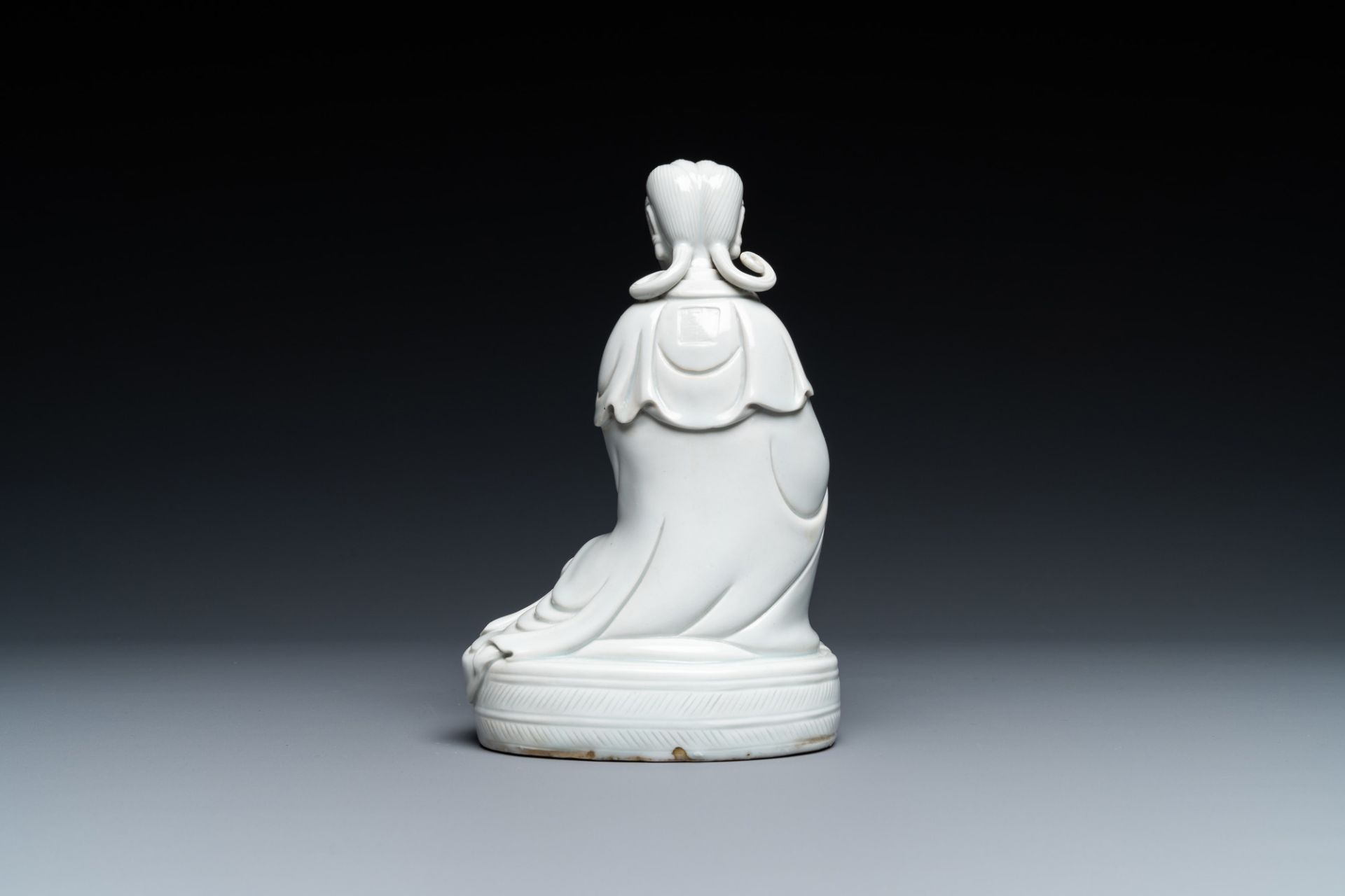 A Chinese Dehua blanc de Chine figure of Guanyin, 19/20th C. - Image 3 of 6