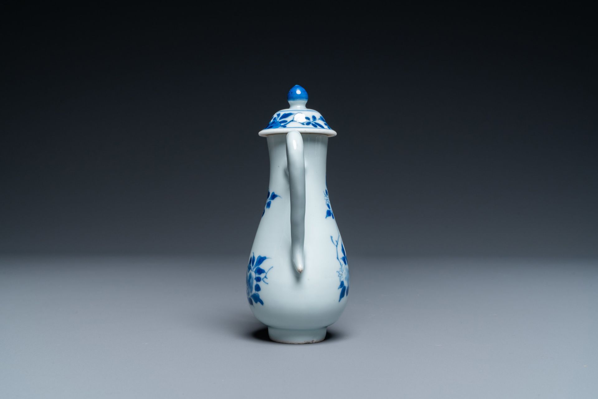 A Chinese blue and white ewer with floral design, Transitional period - Image 5 of 7