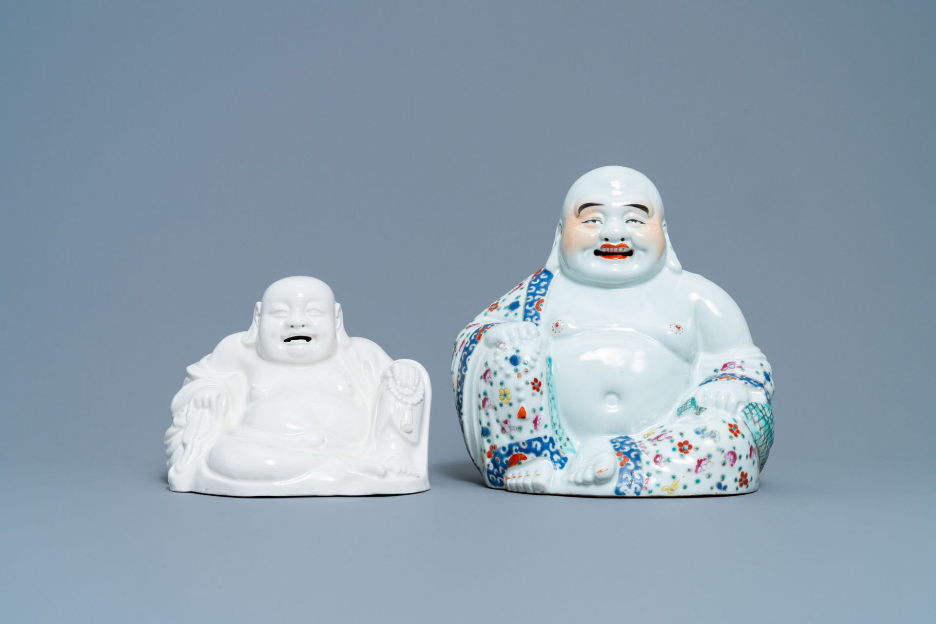 A Chinese famille rose figure of Buddha and one in blanc de Chine, 19/20th C. - Bild 2 aus 7