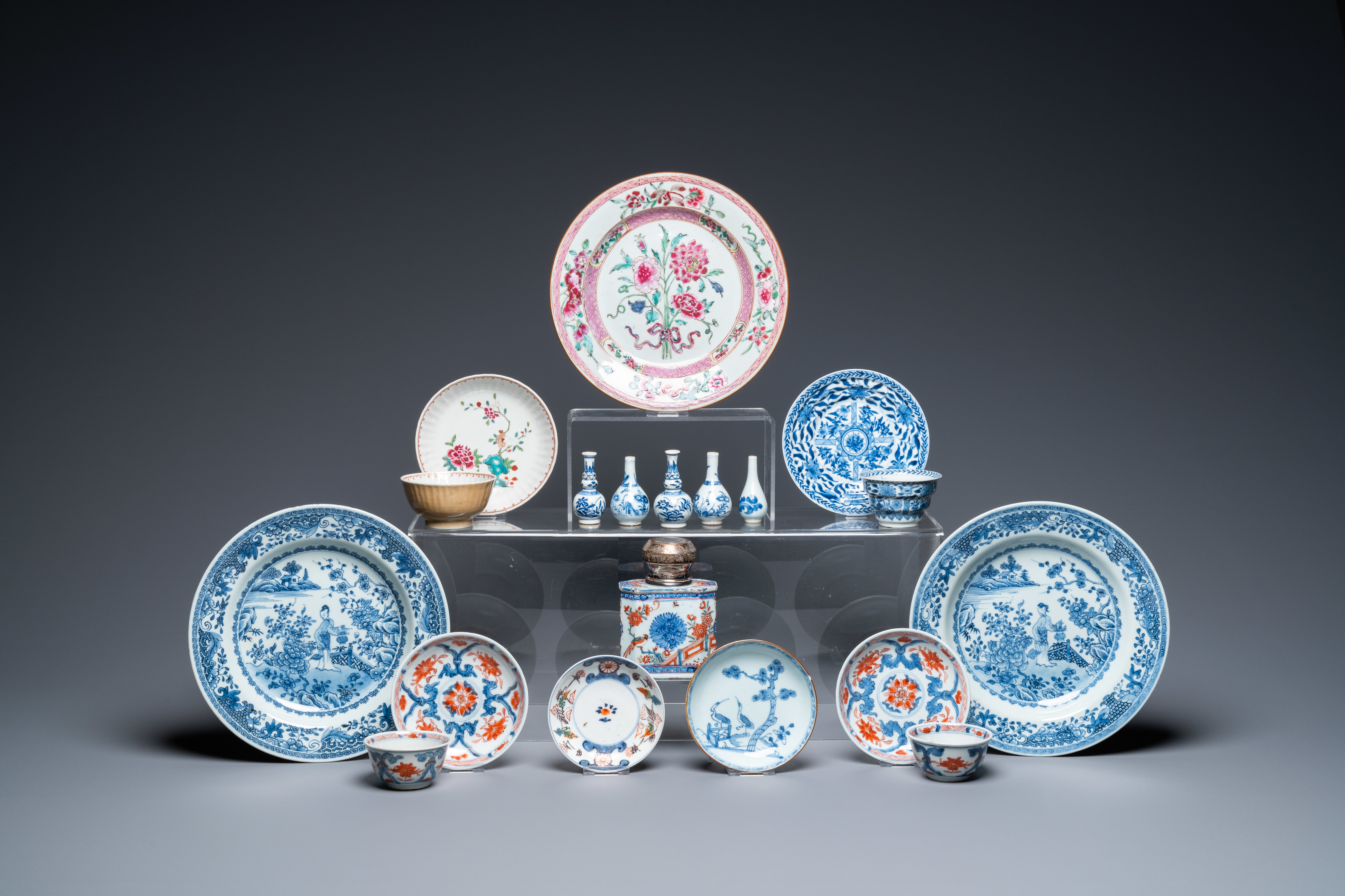 A varied collection of Chinese blue and white, famille rose and Imari-style porcelain, Kangxi/Qianlo