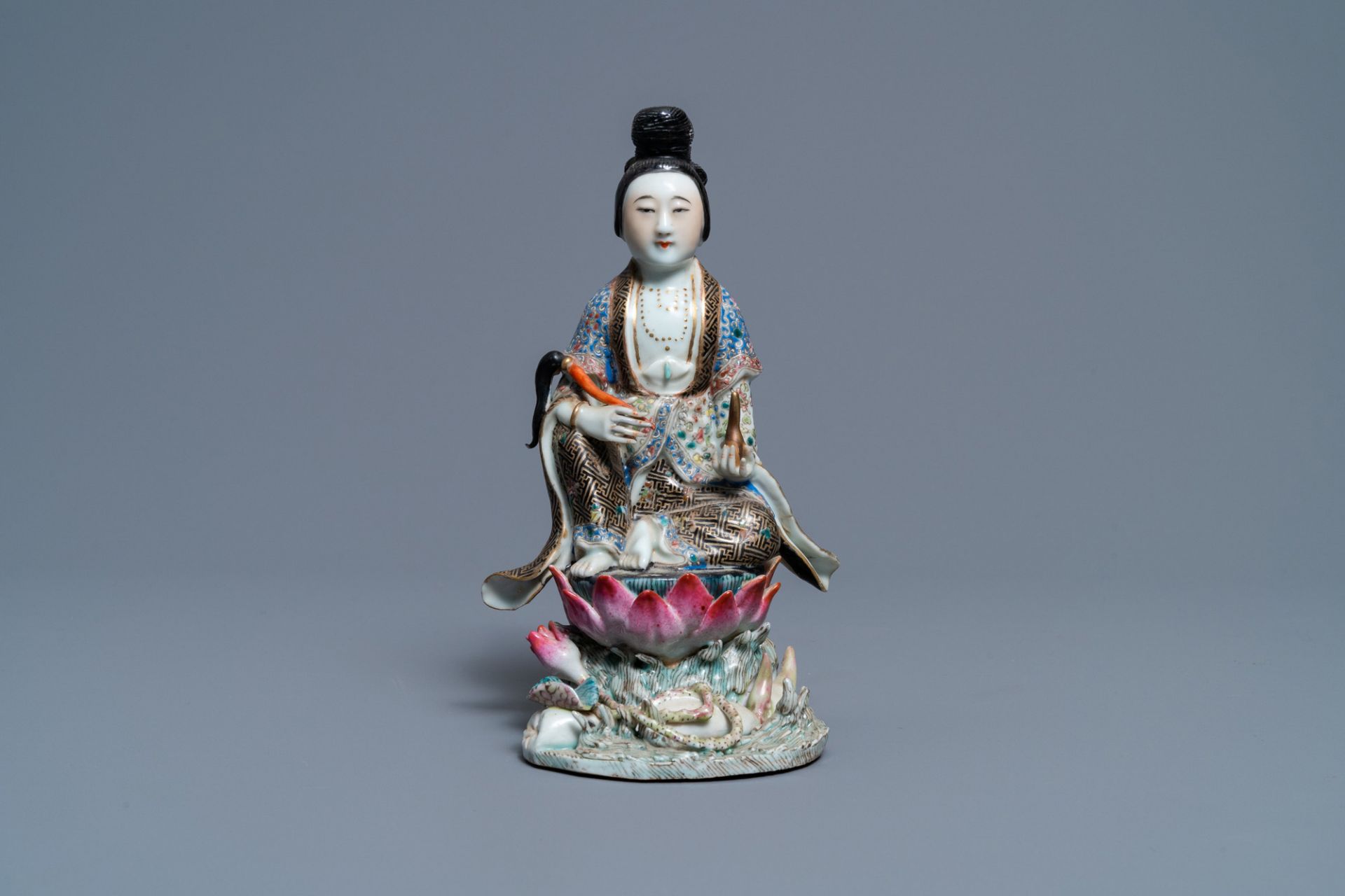 A Chinese famille rose figure of a lady on a lotus throne, 19th C. - Image 2 of 7