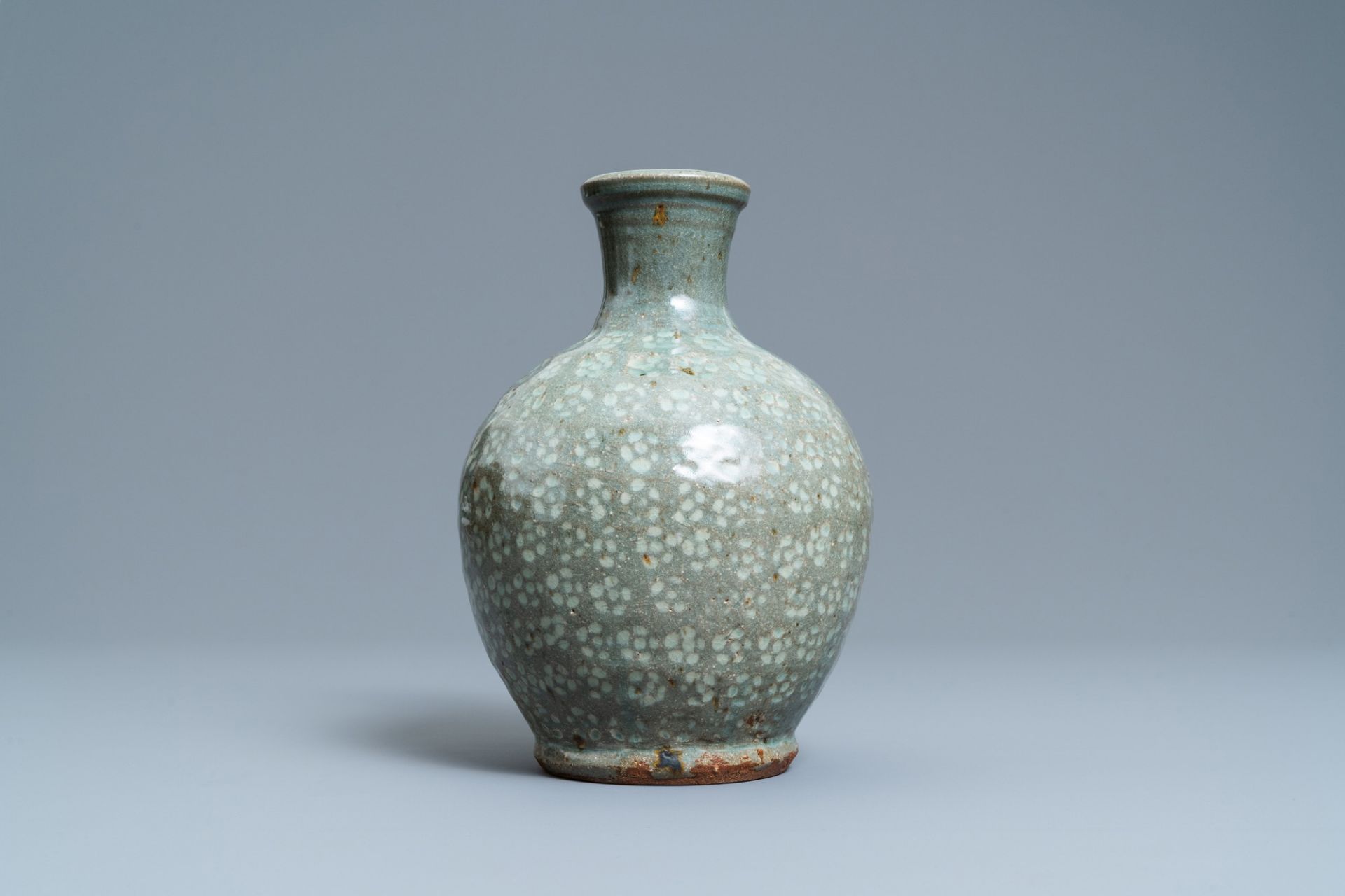 A Korean slip-inlaid celadon vase, probably Joseon, 18th C. - Bild 3 aus 6