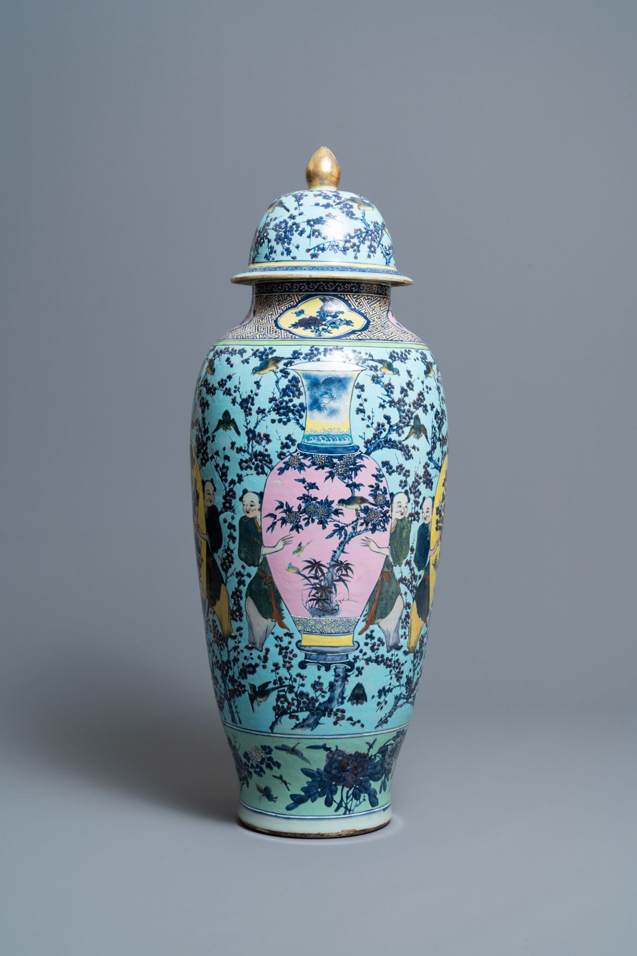 A very large Chinese famille rose turquoise-ground vase and cover, 19th C. - Image 5 of 7