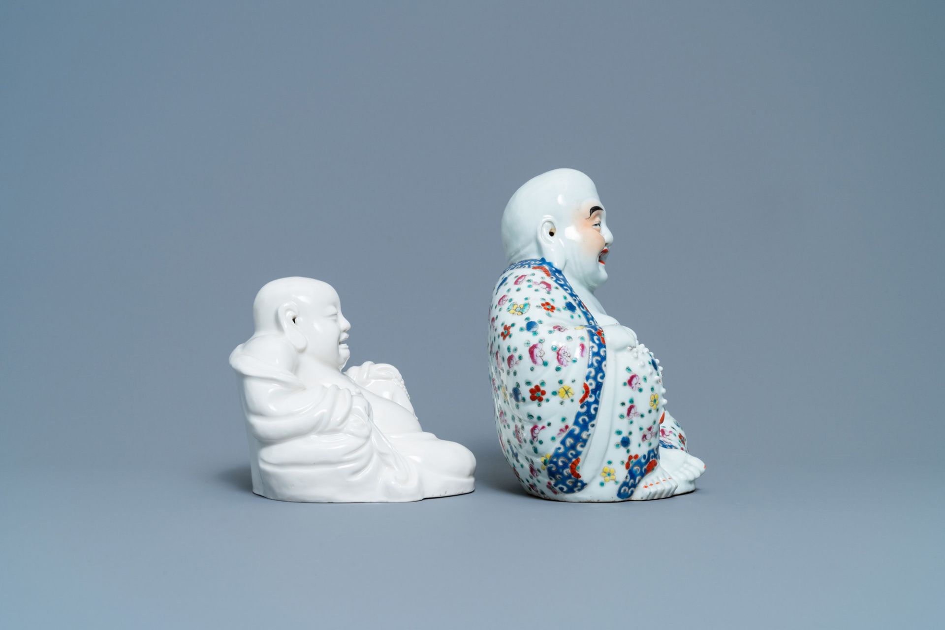 A Chinese famille rose figure of Buddha and one in blanc de Chine, 19/20th C. - Bild 3 aus 7